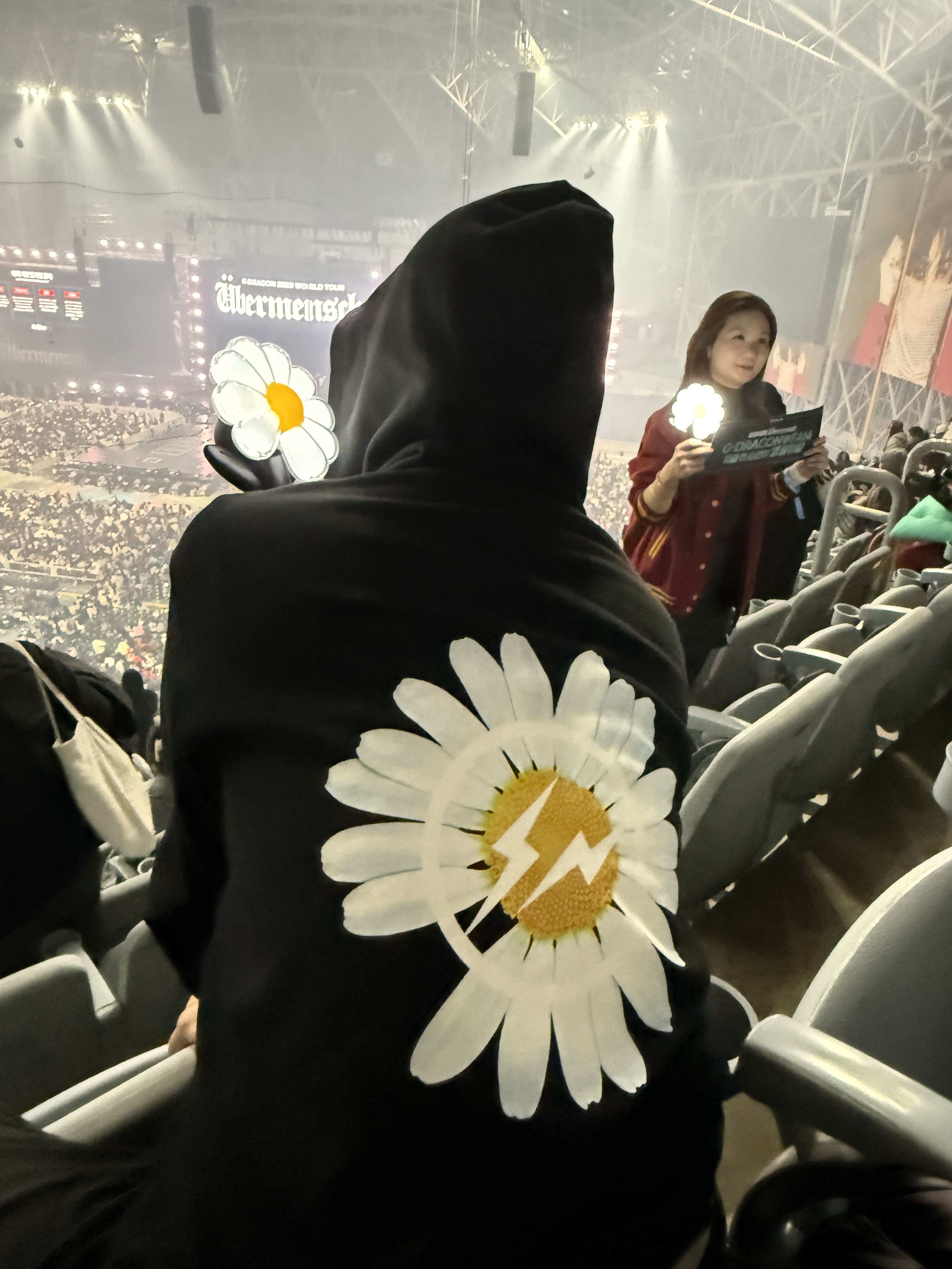 G-DRAGON Ubermensch Official Light Stick 착용 스타일