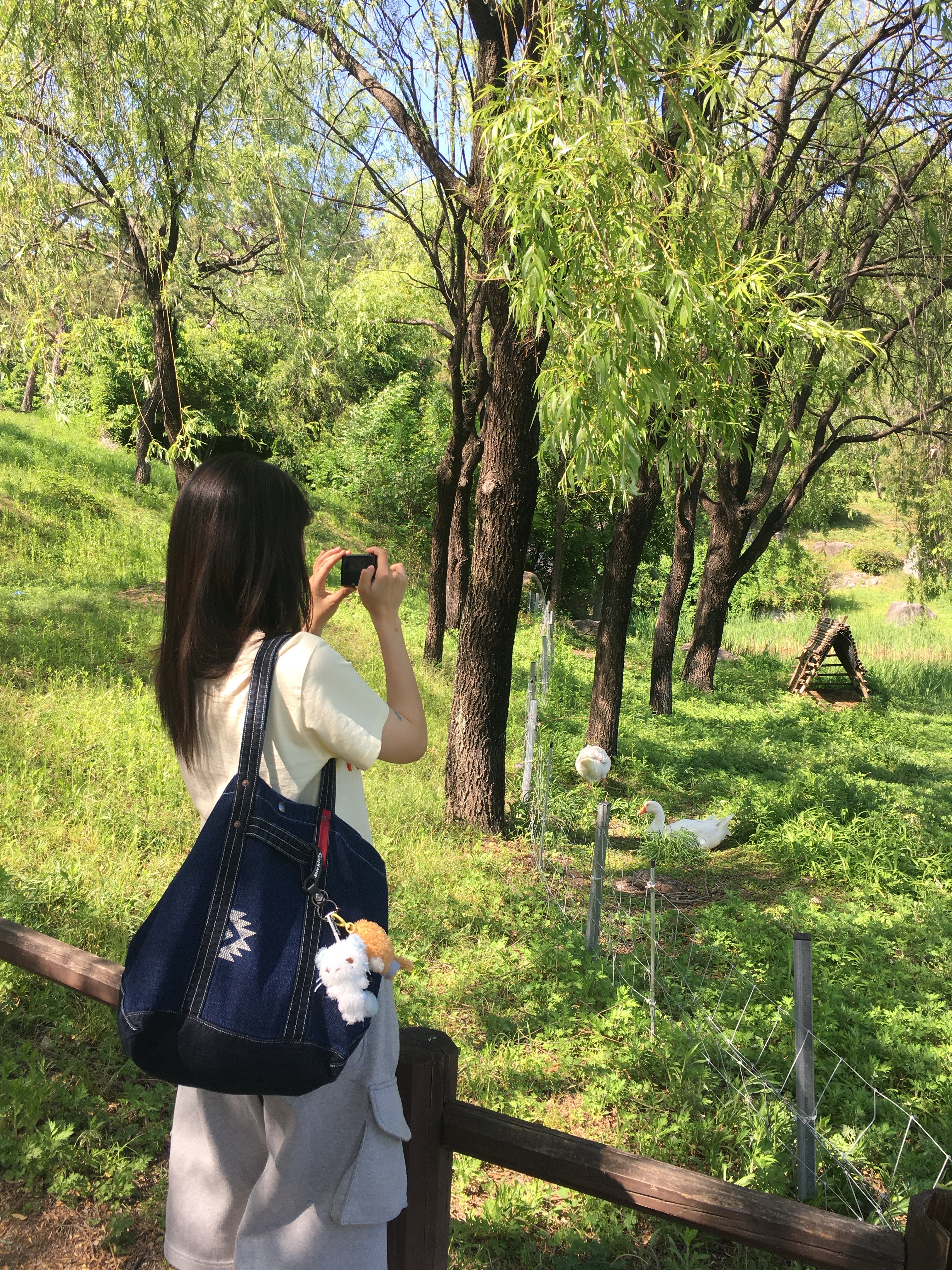Karactor Vintage Denim Tote Bag Canvas Indigo, MJD x AAO Wide Cargo Bermuda Pants Grey 착용 스타일 - 1