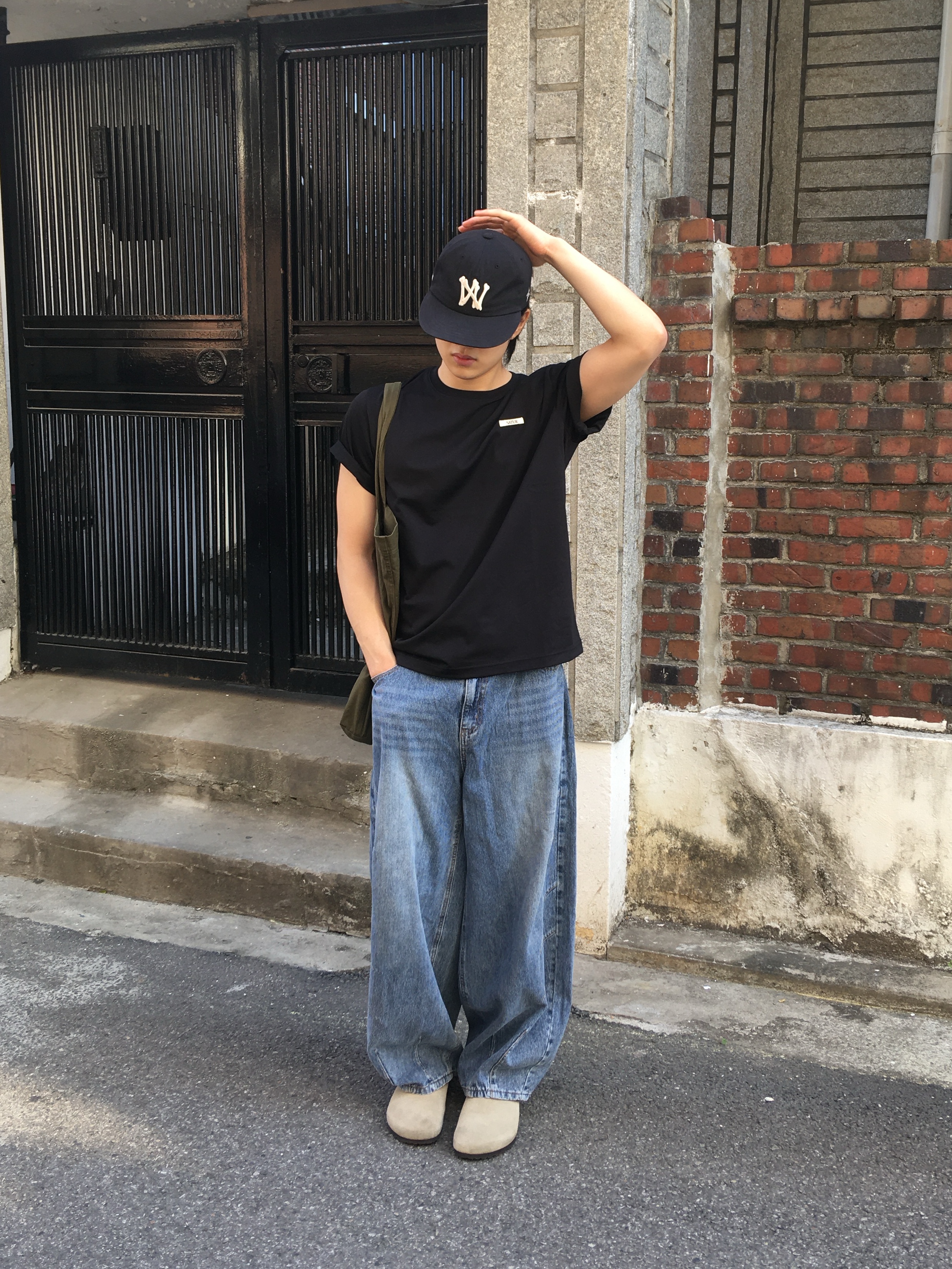 Aoiro 6-Panel Bone A/N Cap Black, Arket Canvas Tote Bag Dark Green 착용 스타일