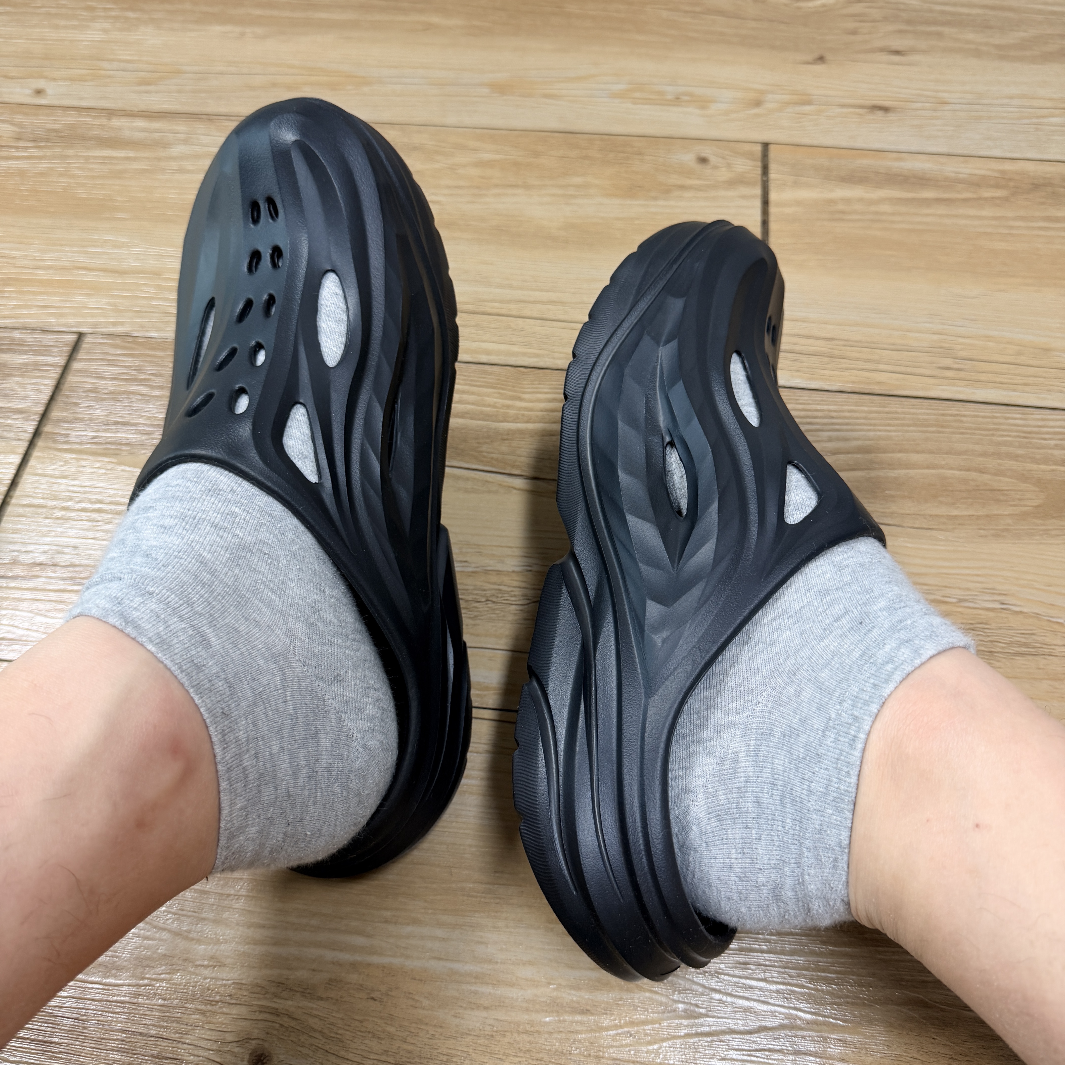 Hoka Ora Recovery Mule Black 착용 스타일 - 2