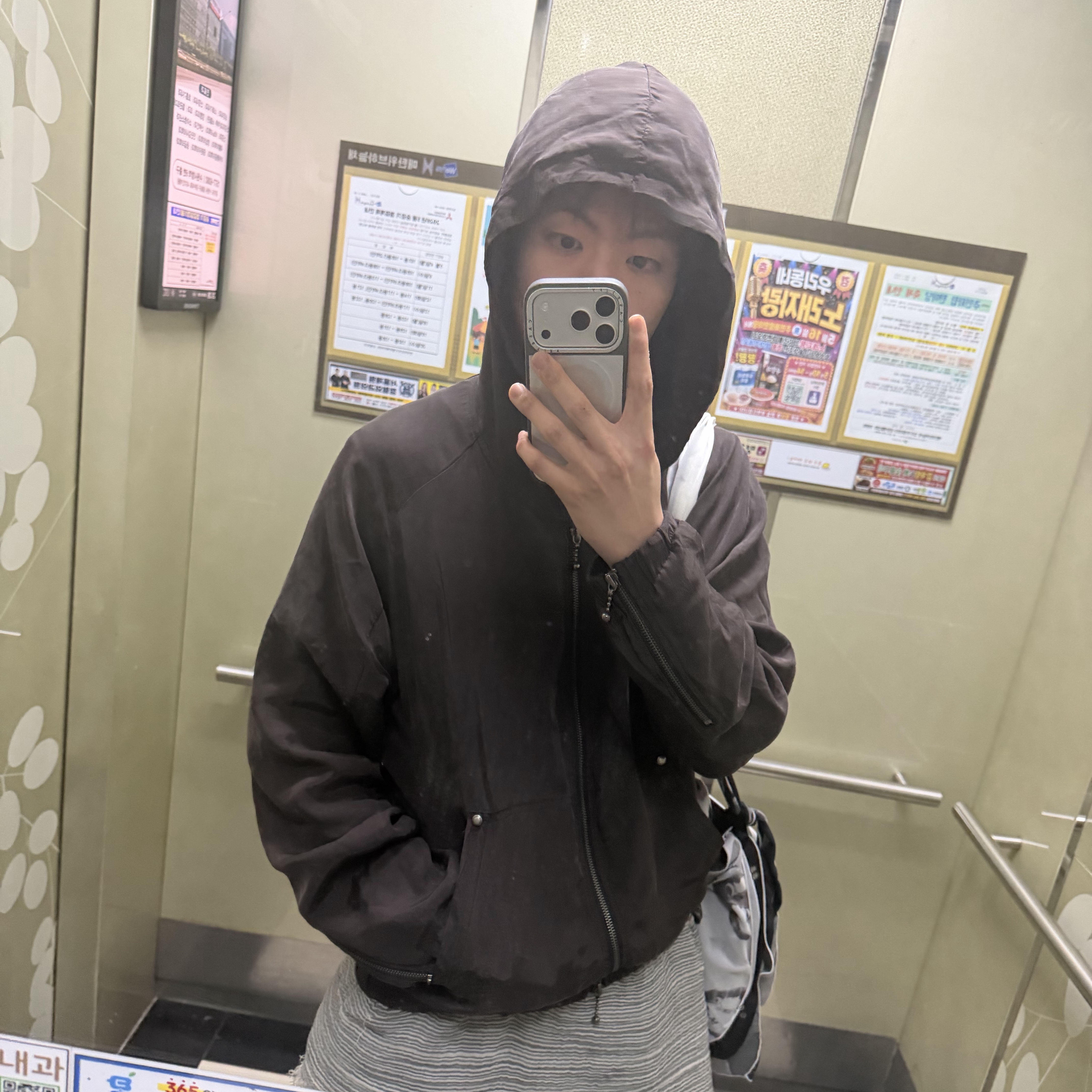 Vacant Archive Men Elio Cupra Hoodie Jacket Brown 착용 스타일 - 2