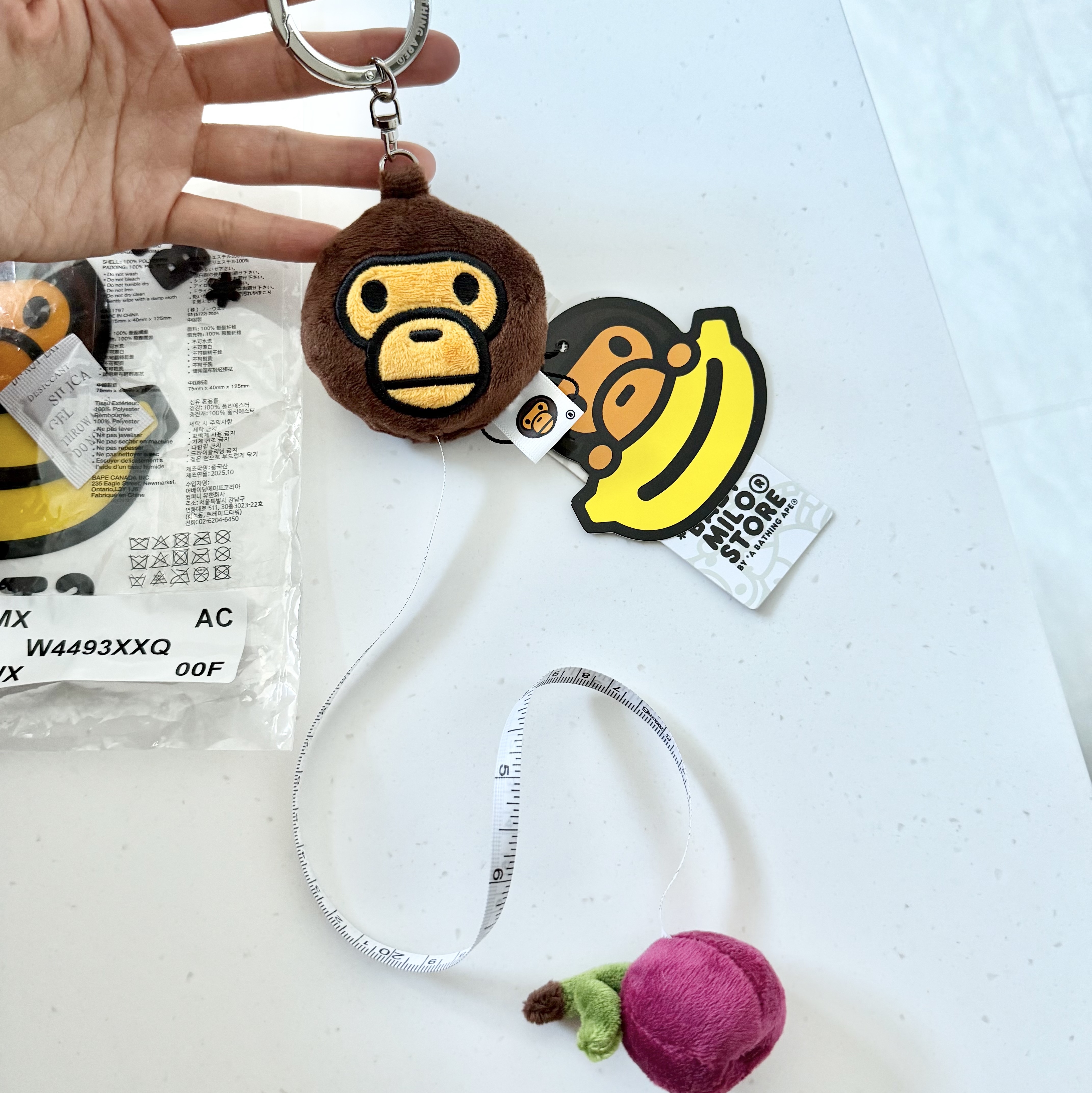 BAPE Baby Milo Cherry Plush Doll Tape Measure Keychain Brown 착용 스타일 - 2