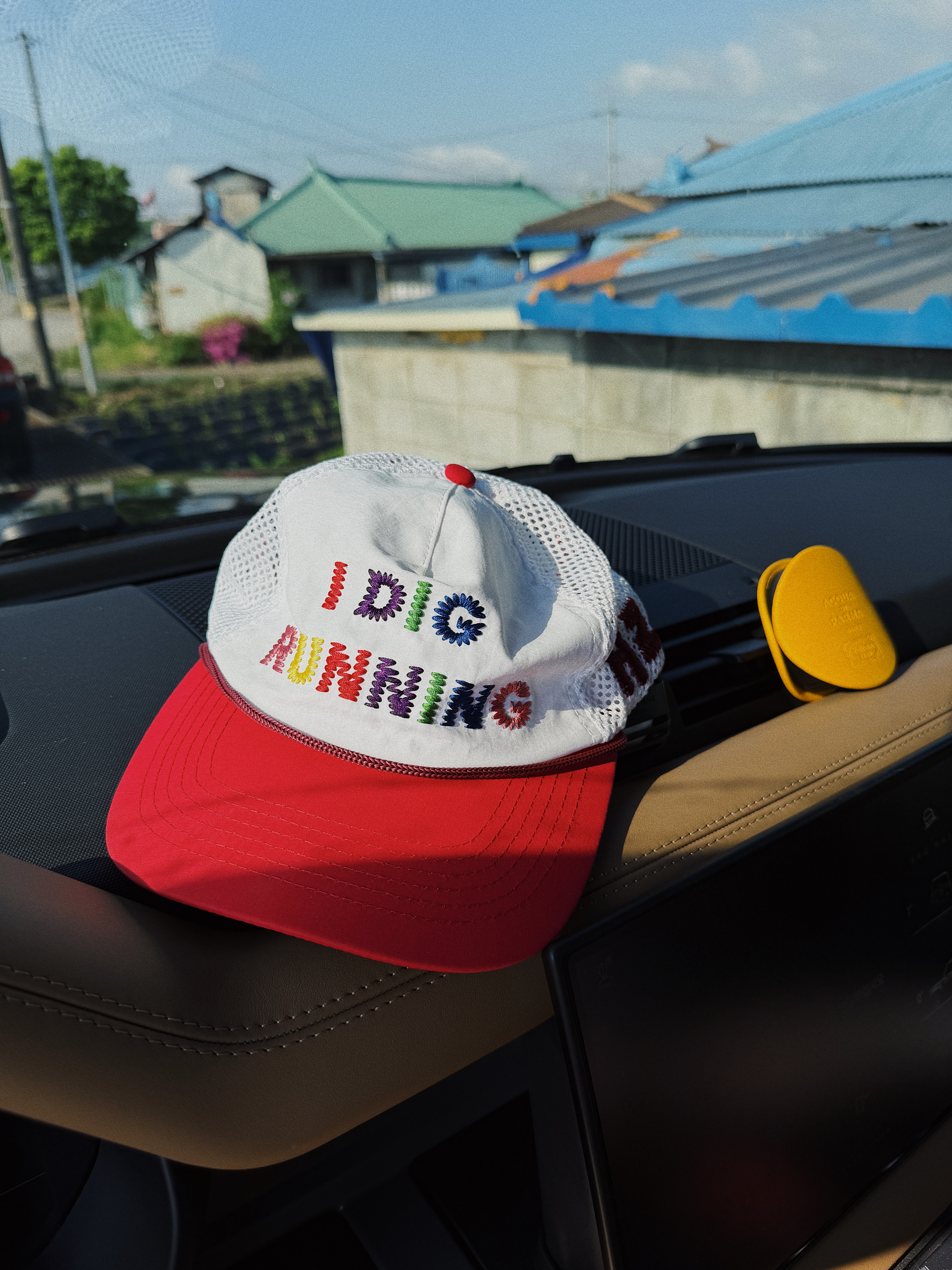 Alex Zono I Dig Running Rainbow Trucker Hat White Red, Maison Mihara Yasuhiro Peterson23 OG Sole Garment Dyed Canvas Low-top Sneakers Black 착용 스타일 - 3