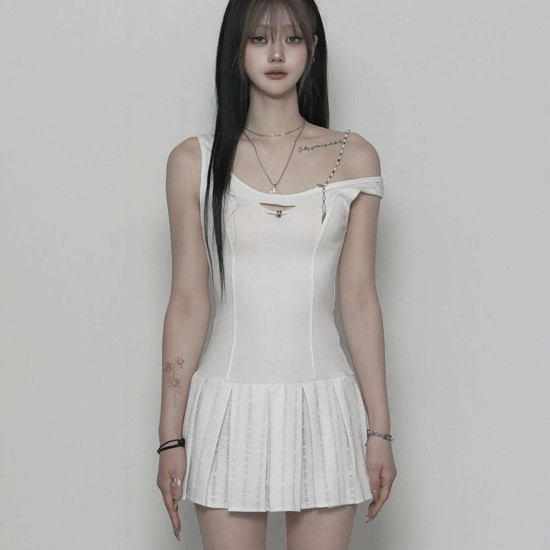 [KREAM 단독] 쇠아 디스트로이 플리츠 비즈 원피스 화이트([KREAM 단독] SØAR Destroy Pleats Beads Dress White) - 3