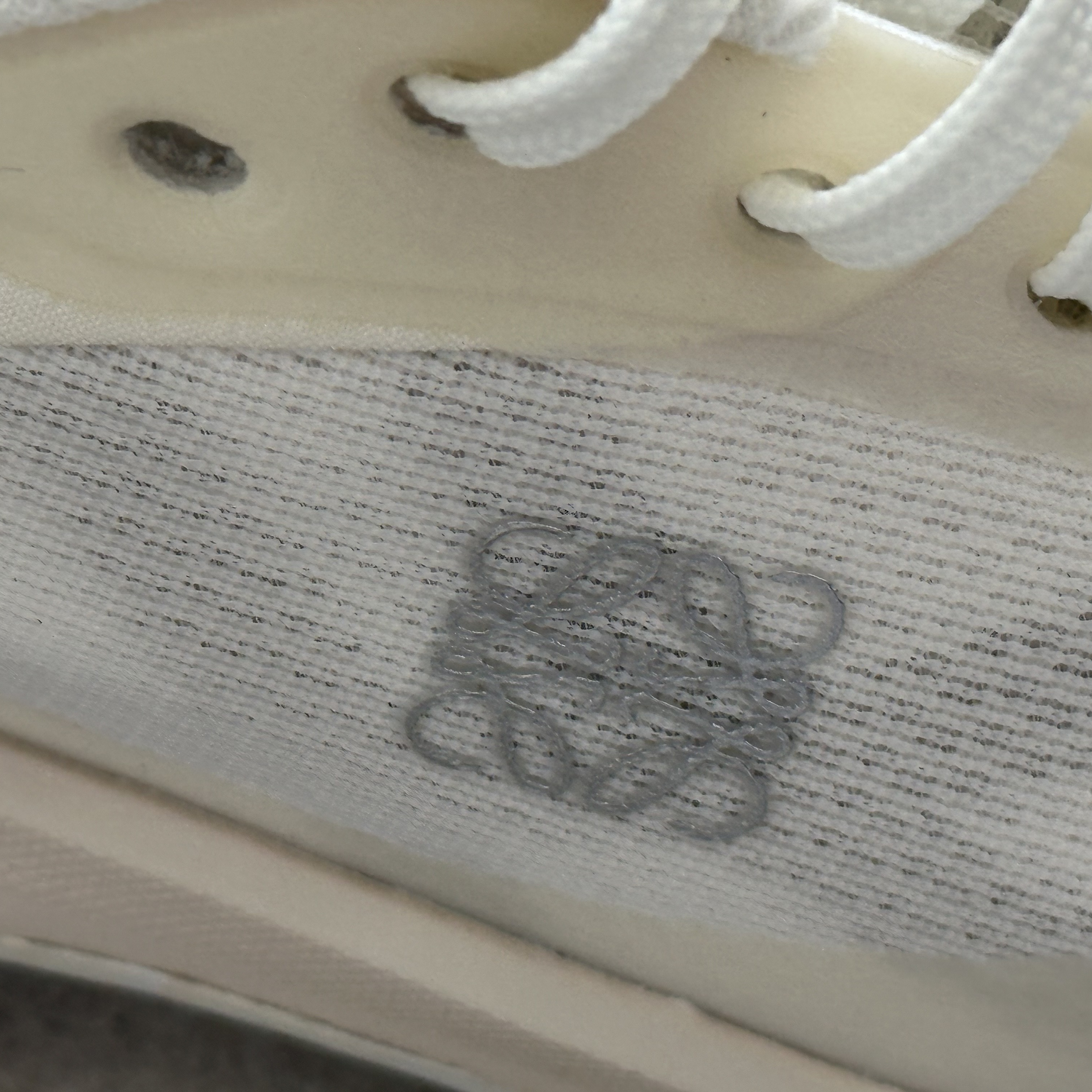(W) Loewe x On Running Cloudventure 2 Eggshell 착용 스타일 - 1