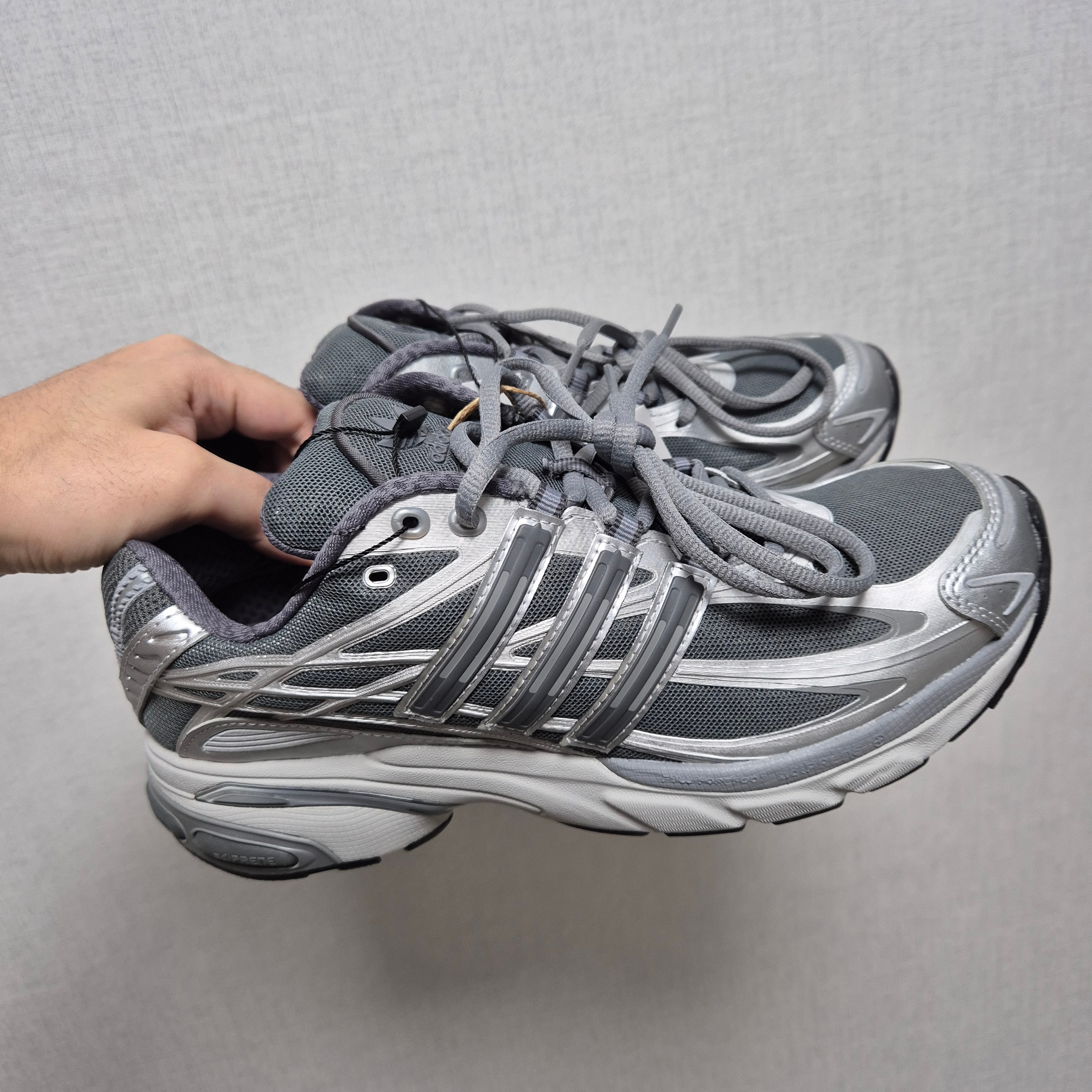 Adidas Adistar Cushion Cloud White Silver Metallic, Adidas Adistar Cushion Grey Four Grey Five 착용 스타일 - 1