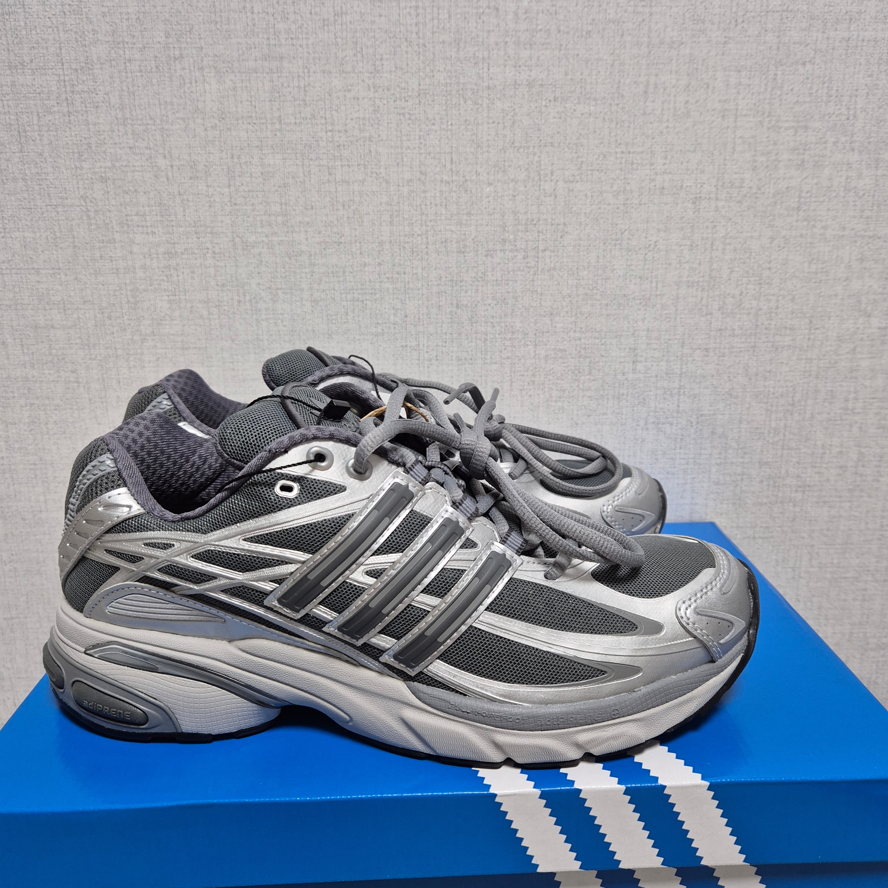 Adidas Adistar Cushion Cloud White Silver Metallic, Adidas Adistar Cushion Grey Four Grey Five 착용 스타일 - 2