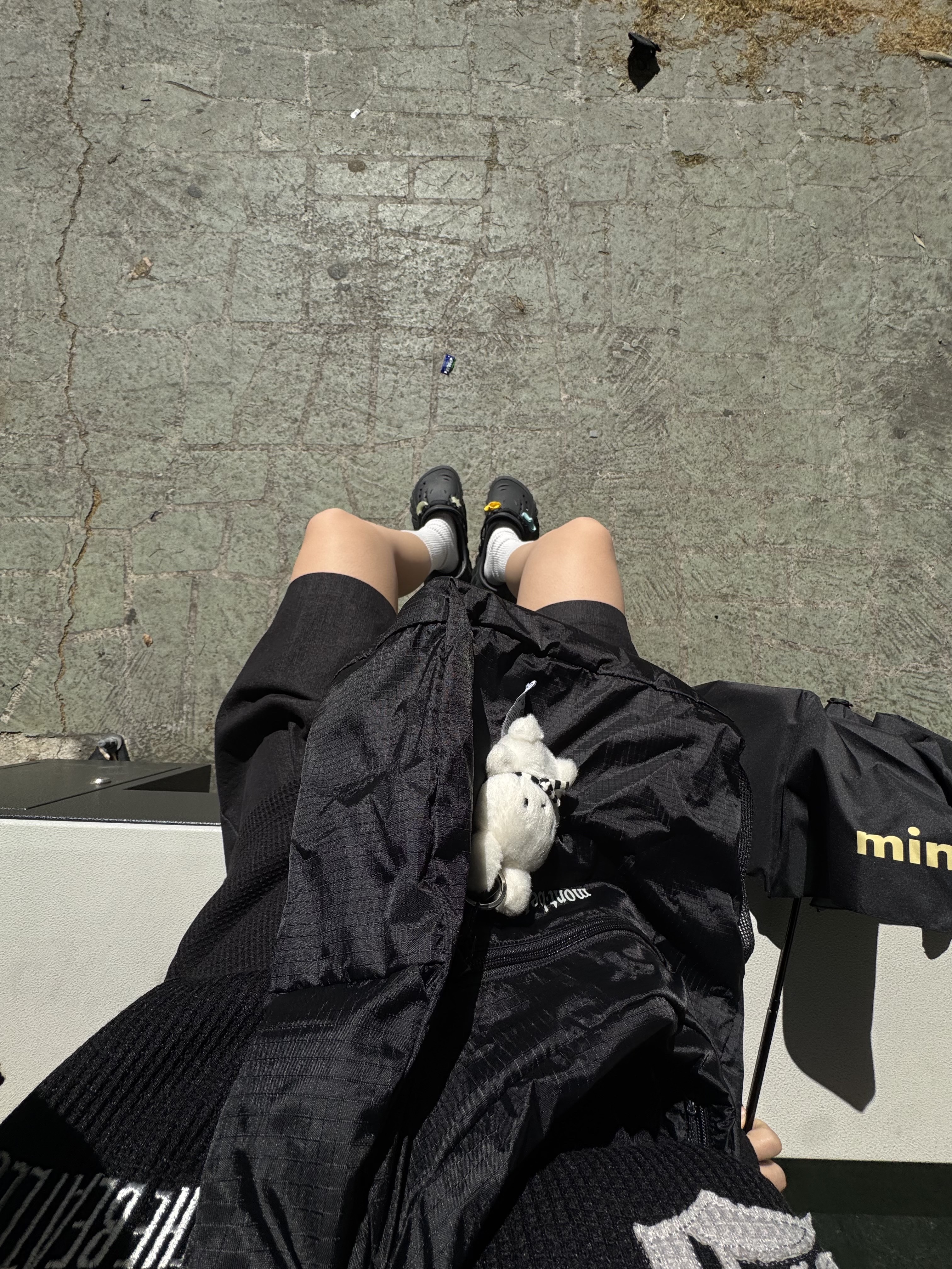 Montbell Pocketable Light Shoulder Bag Small Black, Miffy x Bon Ton Toys Sitting Keychain with Scarf White 착용 스타일 - 8