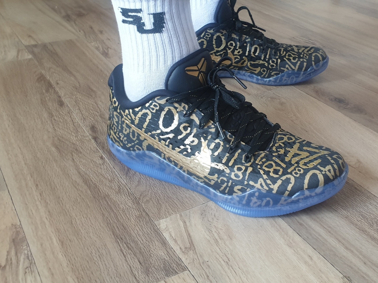Nike Kobe 11 Protro Black and Metallic Gold 착용 스타일