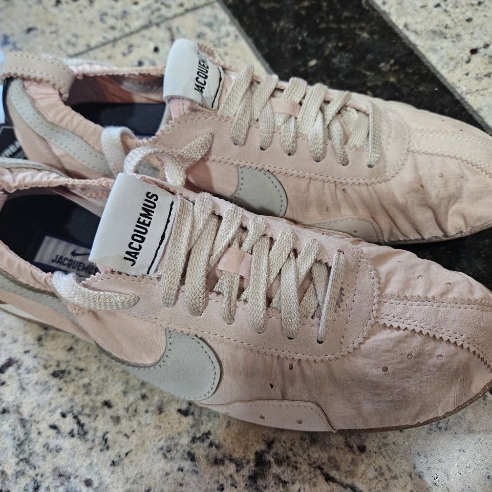 Nike x Jacquemus Moon Shoe SP Aluminum Pink Sail 착용 스타일