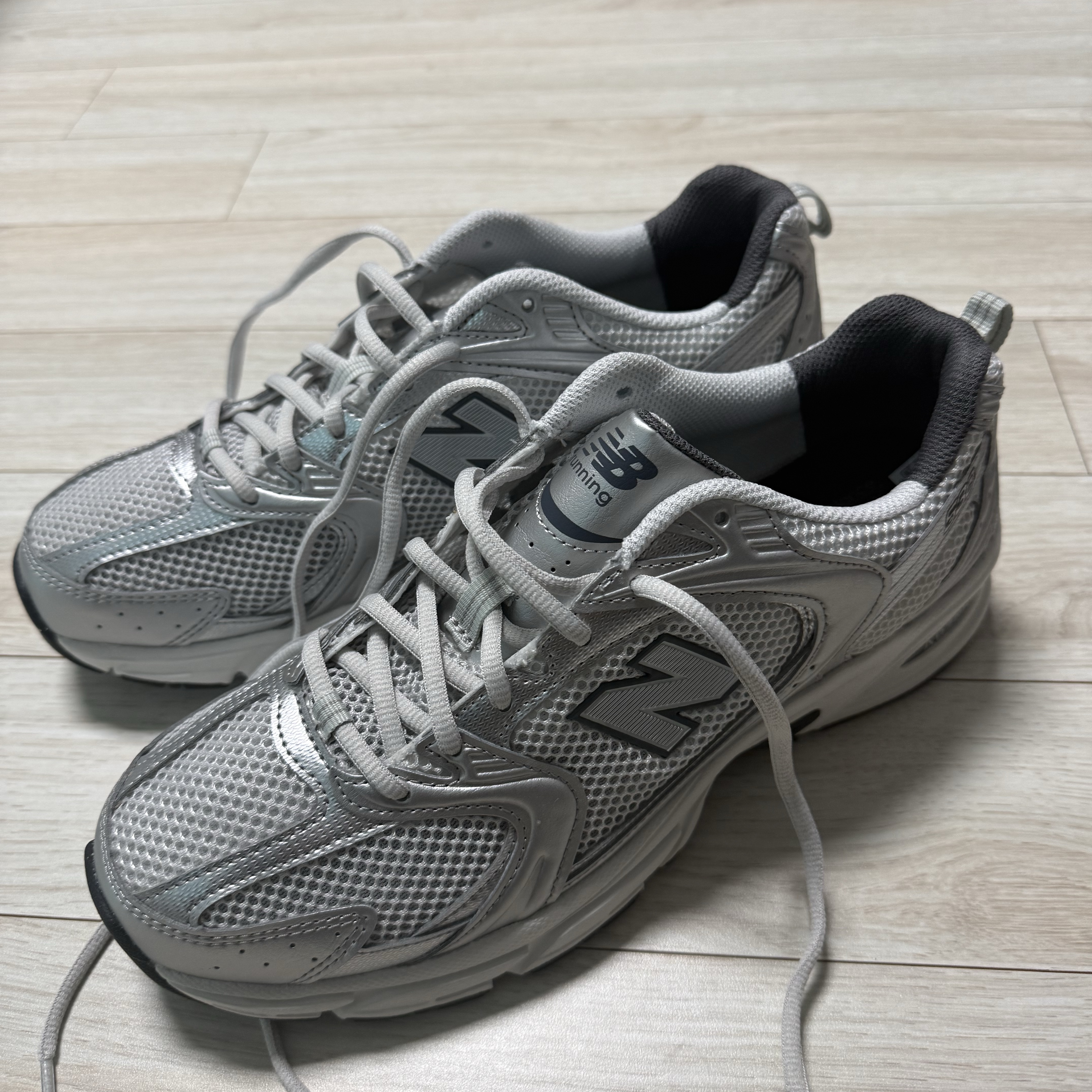 New Balance 530 Grey Matter Silver Metallic 착용 스타일