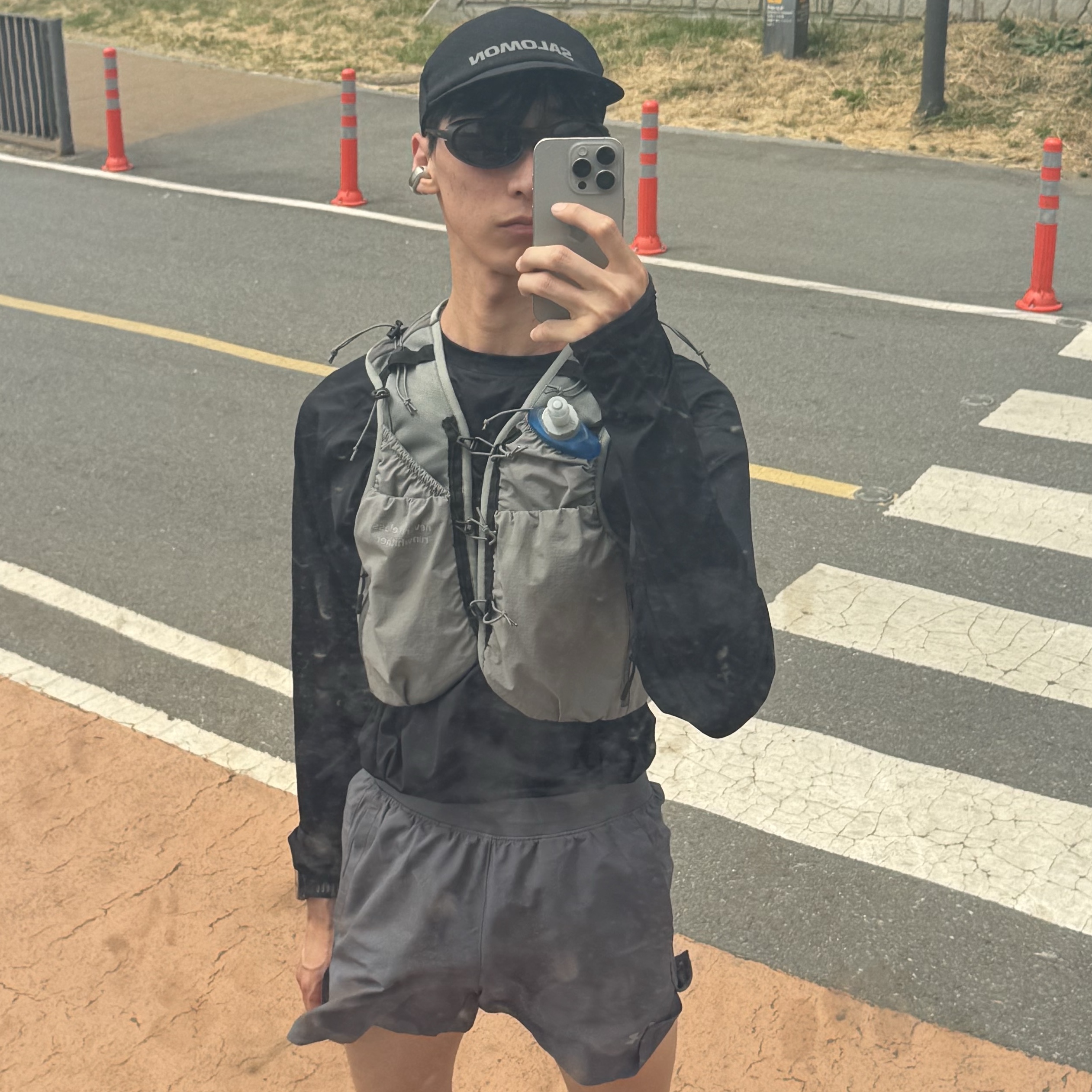 [KREAM 단독] runwhither Trail Running Vest Grey, Salomon Sense Aero Cap Black 착용 스타일