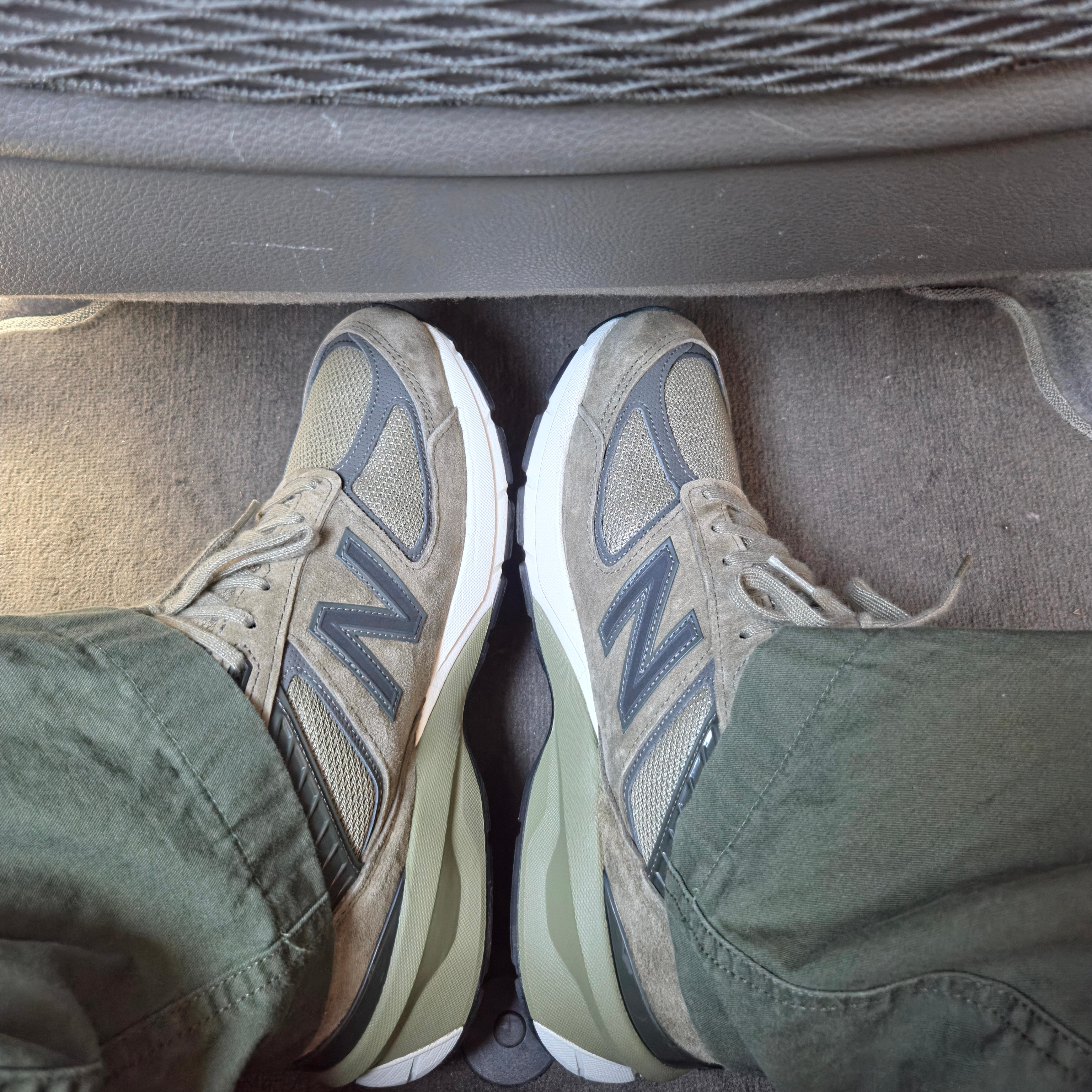 New Balance 990v5 Made in USA Khaki 착용 스타일 - 2