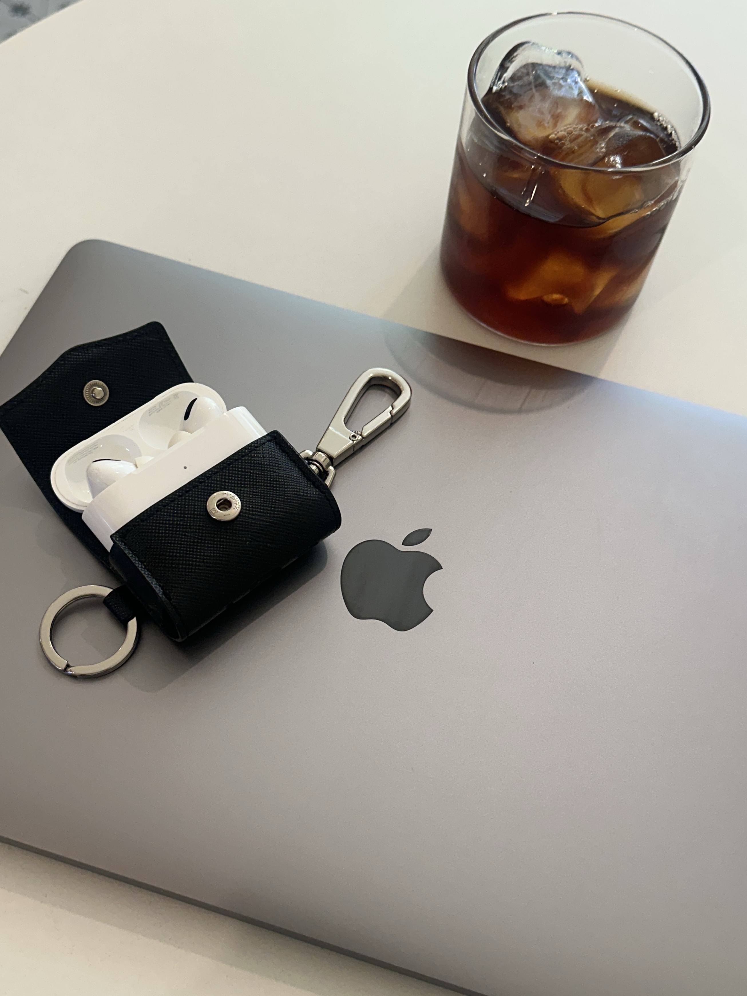 Apple 2022 MacBook Air 13 M2 256GB SSD / 8GB RAM Midnight (Korean Ver.), Apple AirPods Pro with MagSafe Charging Case (Korean Ver.) 착용 스타일