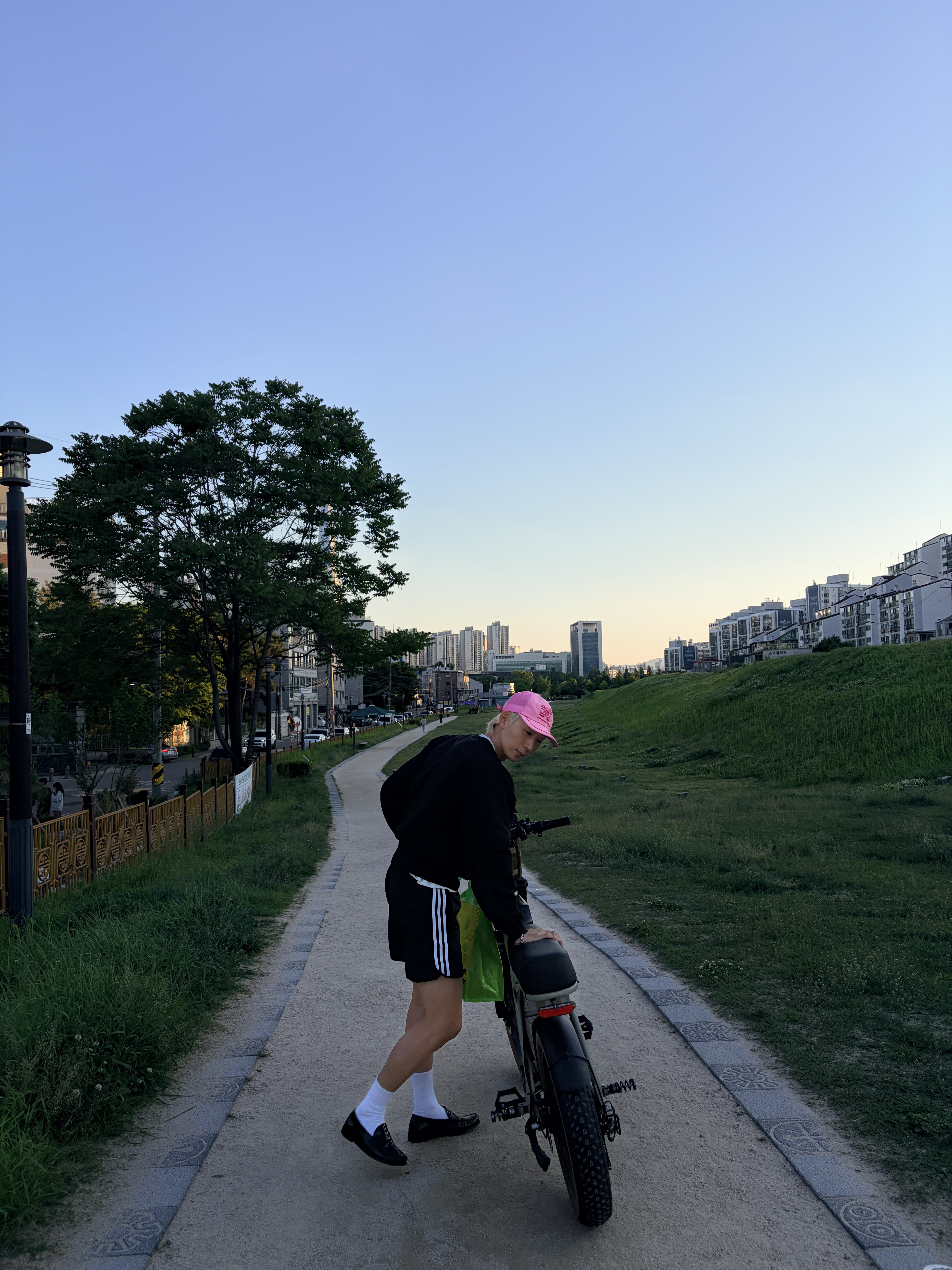 Adidas Adicolor Classic Sprinter Shorts Black - US Sizing, Saint Laurent Le Loafer Penny Slippers in Smooth Leather Black 착용 스타일 - 1