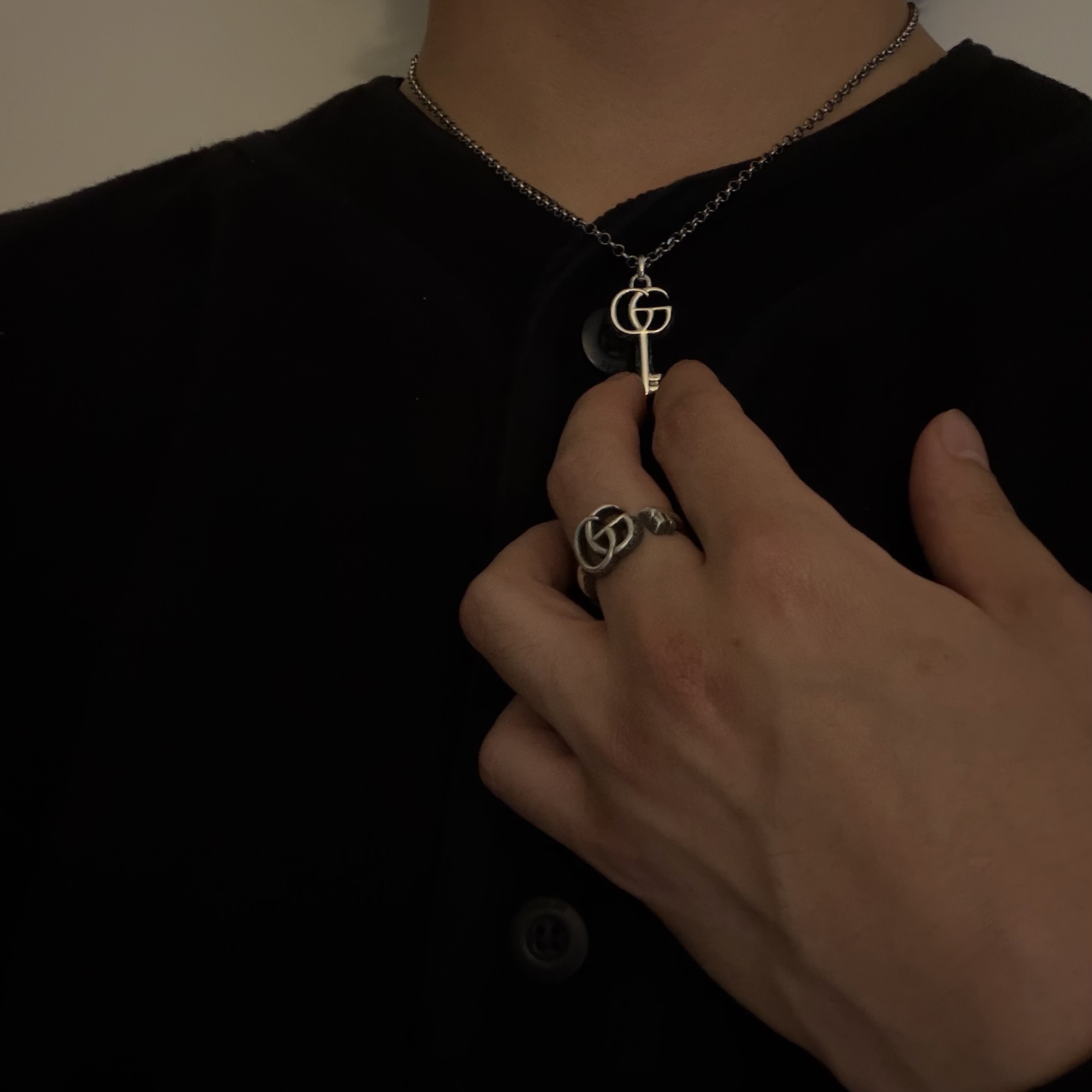 Gucci Double G Key Necklace Silver 착용 스타일