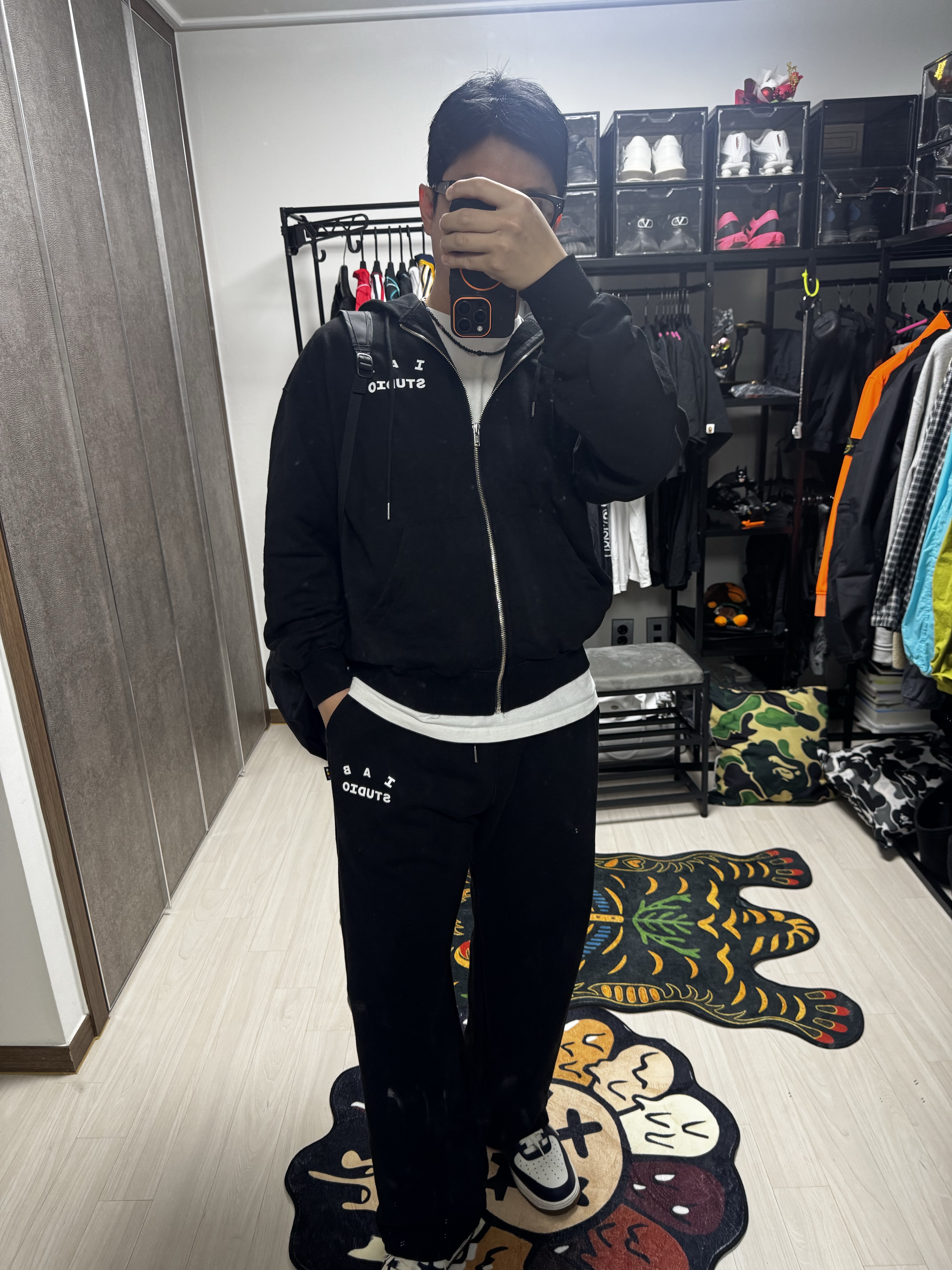 Arc'teryx Heliad 15 Backpack Black, IAB Studio Zip-Up Hoodie Black - 26SS 착용 스타일 - 2