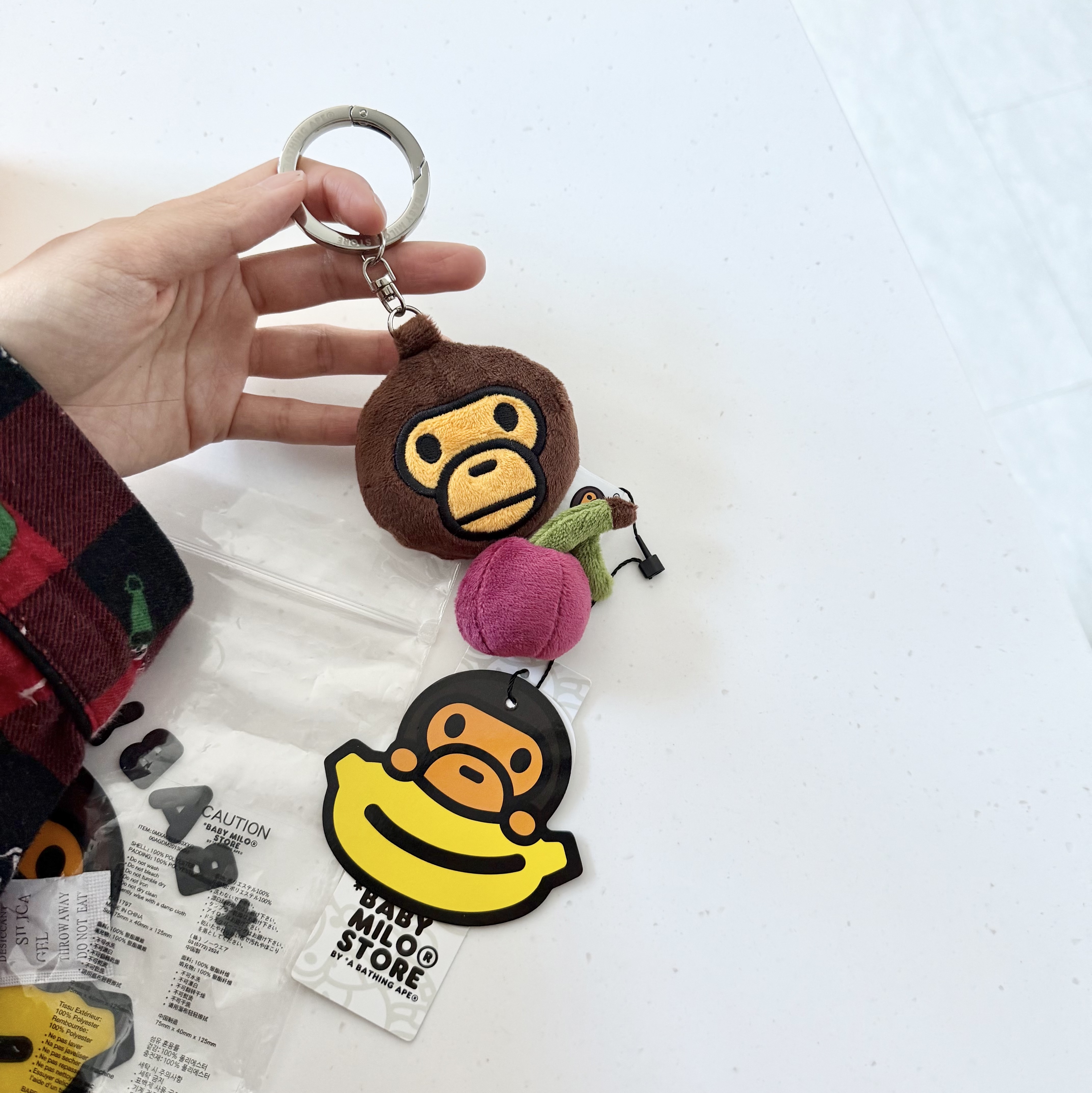 BAPE Baby Milo Cherry Plush Doll Tape Measure Keychain Brown 착용 스타일 - 1