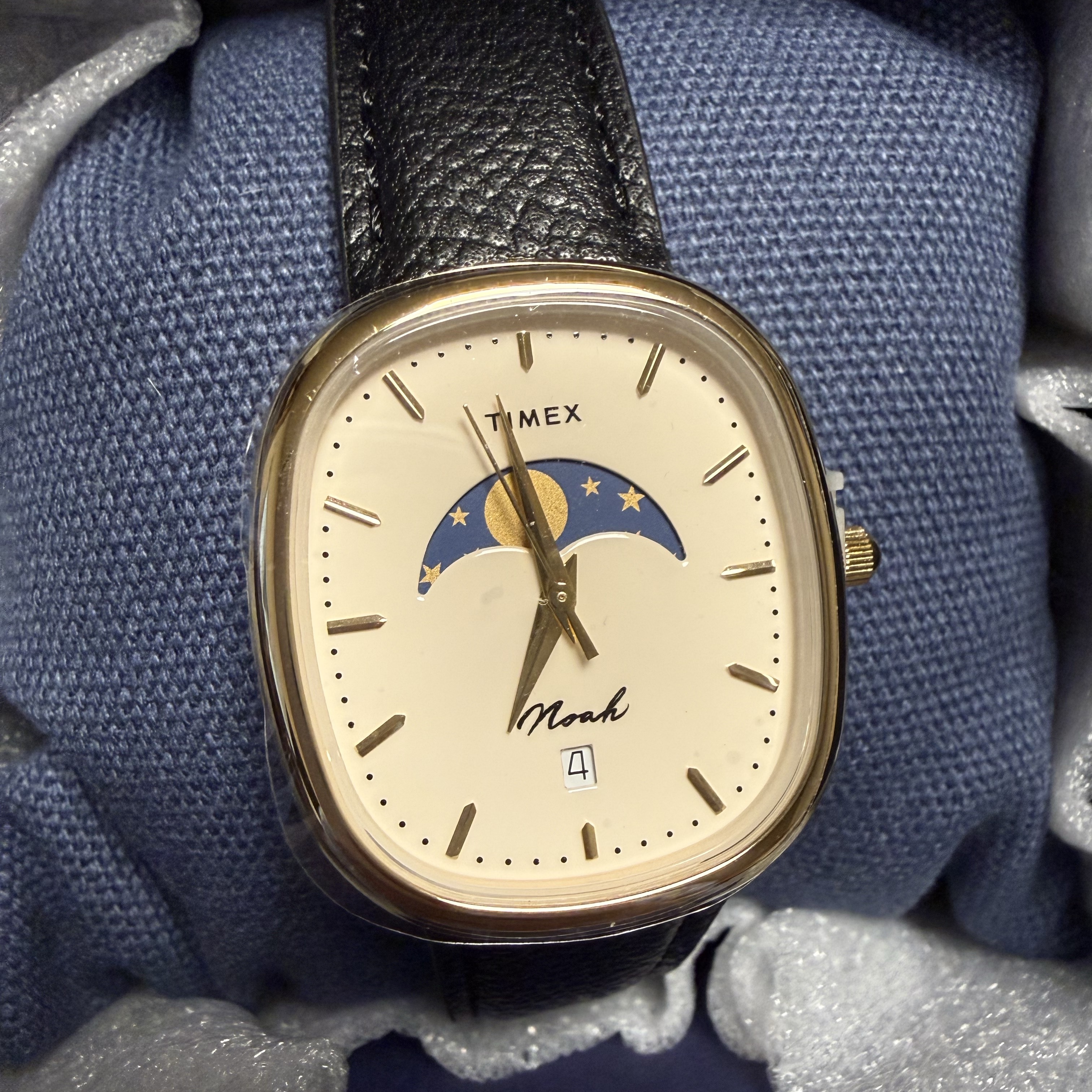 Timex x Noah Oval Moon Phase Watch Black Gold 착용 스타일 - 1