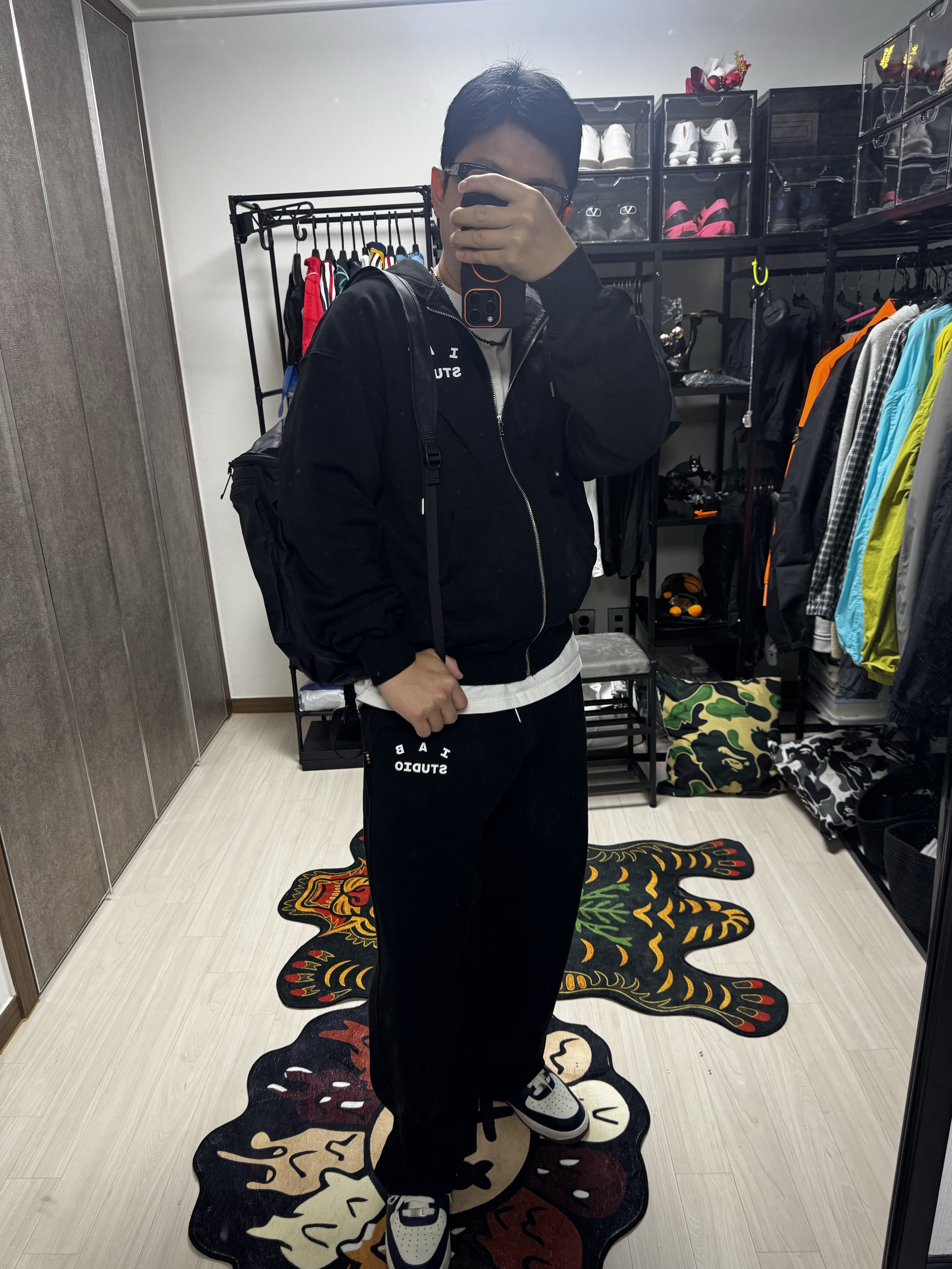 Arc'teryx Heliad 15 Backpack Black, IAB Studio Zip-Up Hoodie Black - 26SS 착용 스타일 - 3