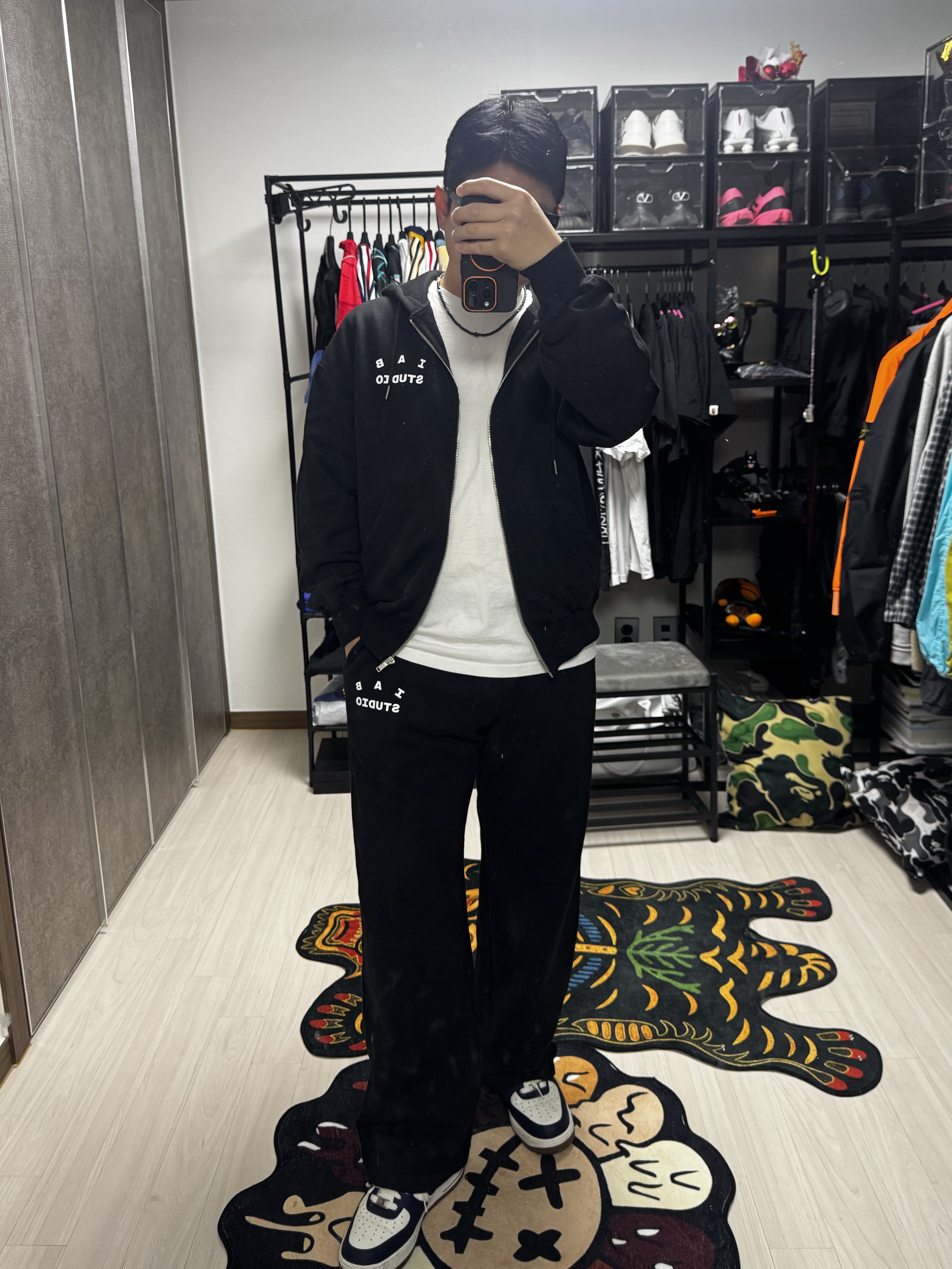 Arc'teryx Heliad 15 Backpack Black, IAB Studio Zip-Up Hoodie Black - 26SS 착용 스타일 - 1
