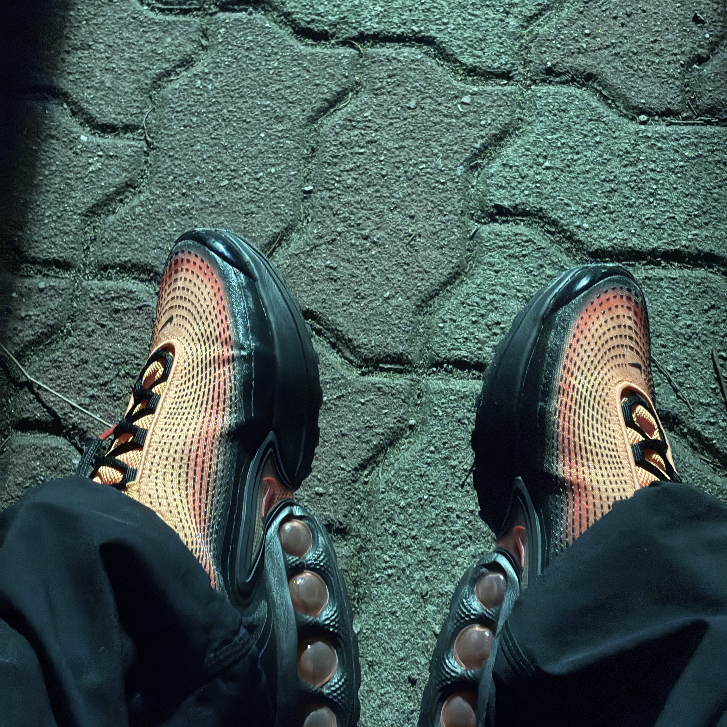 Nike Air Max Dn SE Laser Orange Comet Red 착용 스타일