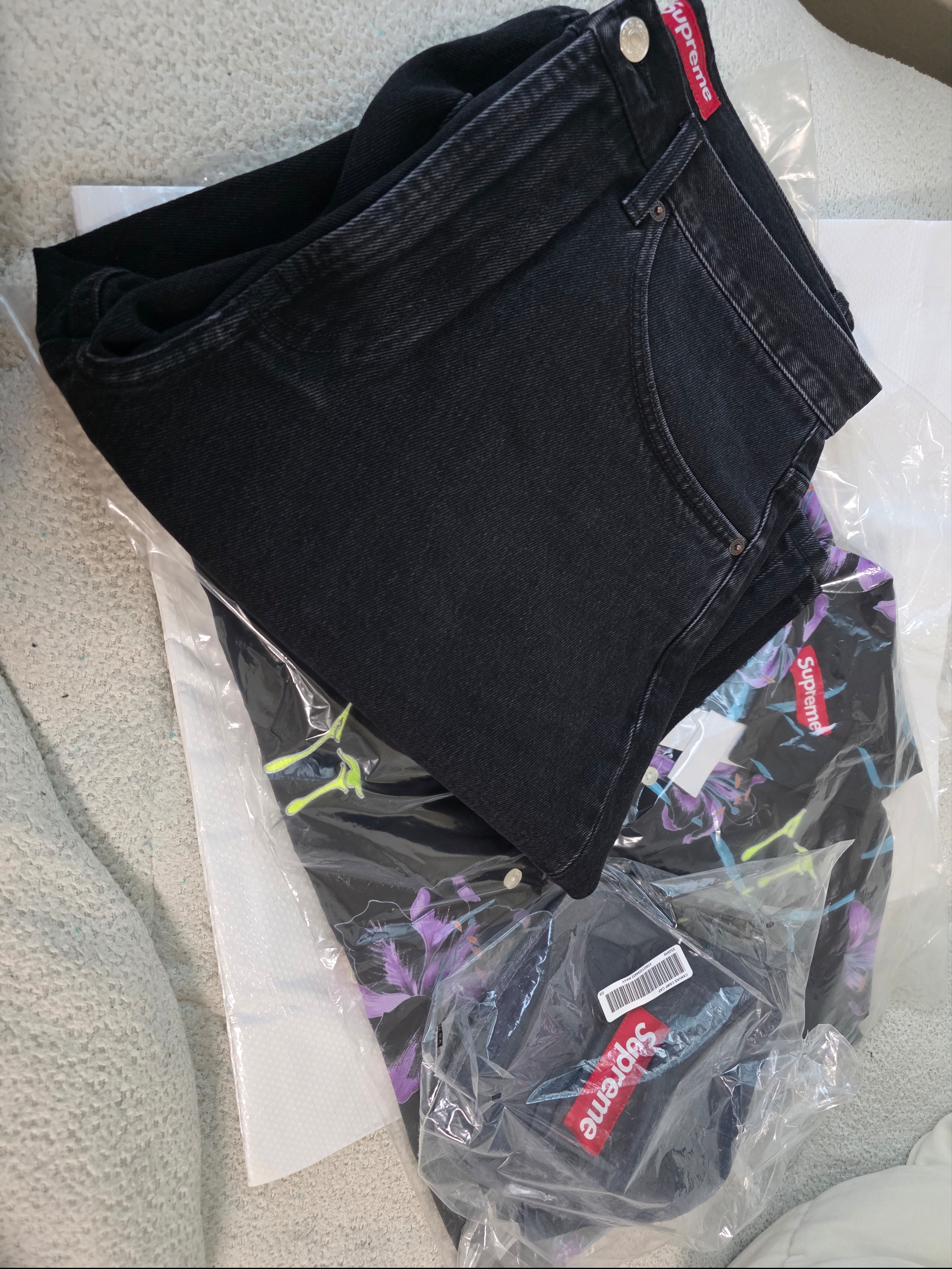 Supreme Baggy Denim Short Black - 26SS, Supreme AOI Lilies S/S Shirt Black - 26SS 착용 스타일