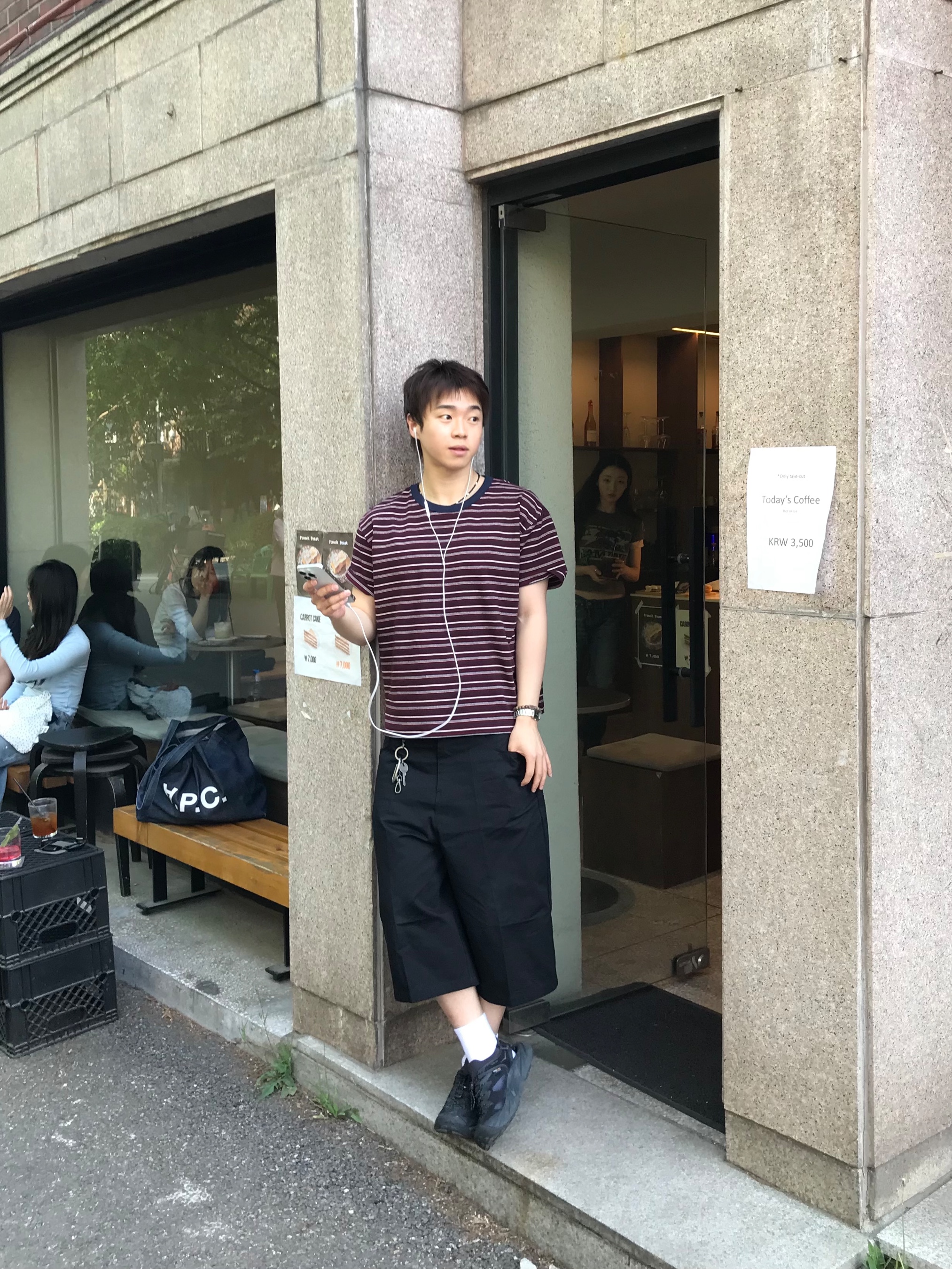 A.P.C. Daniela Shopping Bag Indigo, Hoka Hopara 2 Black 착용 스타일 - 2