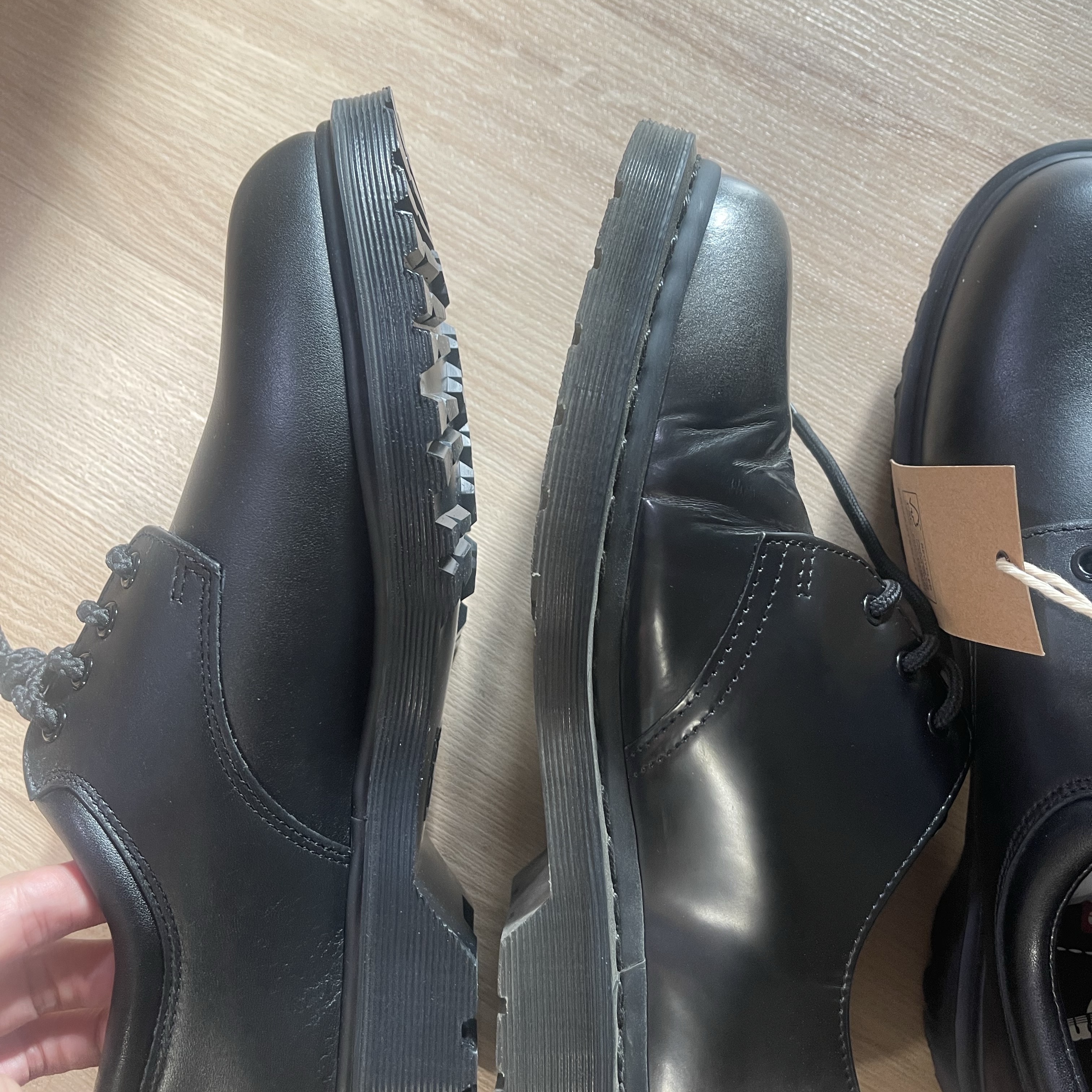 Dr. Martens x Supreme Postal Supreme 4-Eye Shoe Black - 26SS, Dr. Martens 1461 Silver Arcadia Multi 착용 스타일 - 1