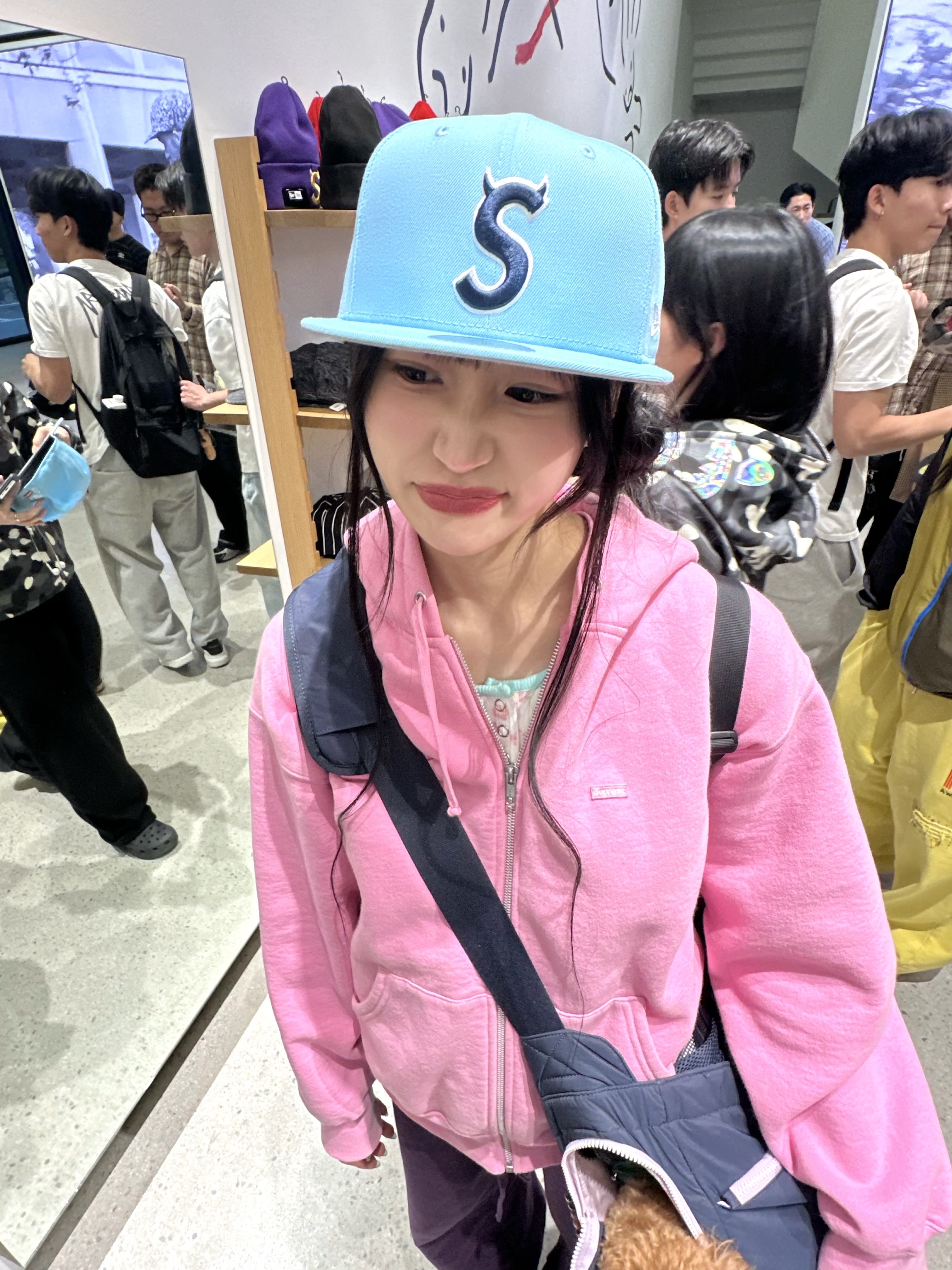 Supreme Small Box Zip Up Hooded Sweatshirt Pink - 23FW, Supreme Devil S Logo New Era Light Blue - 26SS 착용 스타일 - 2