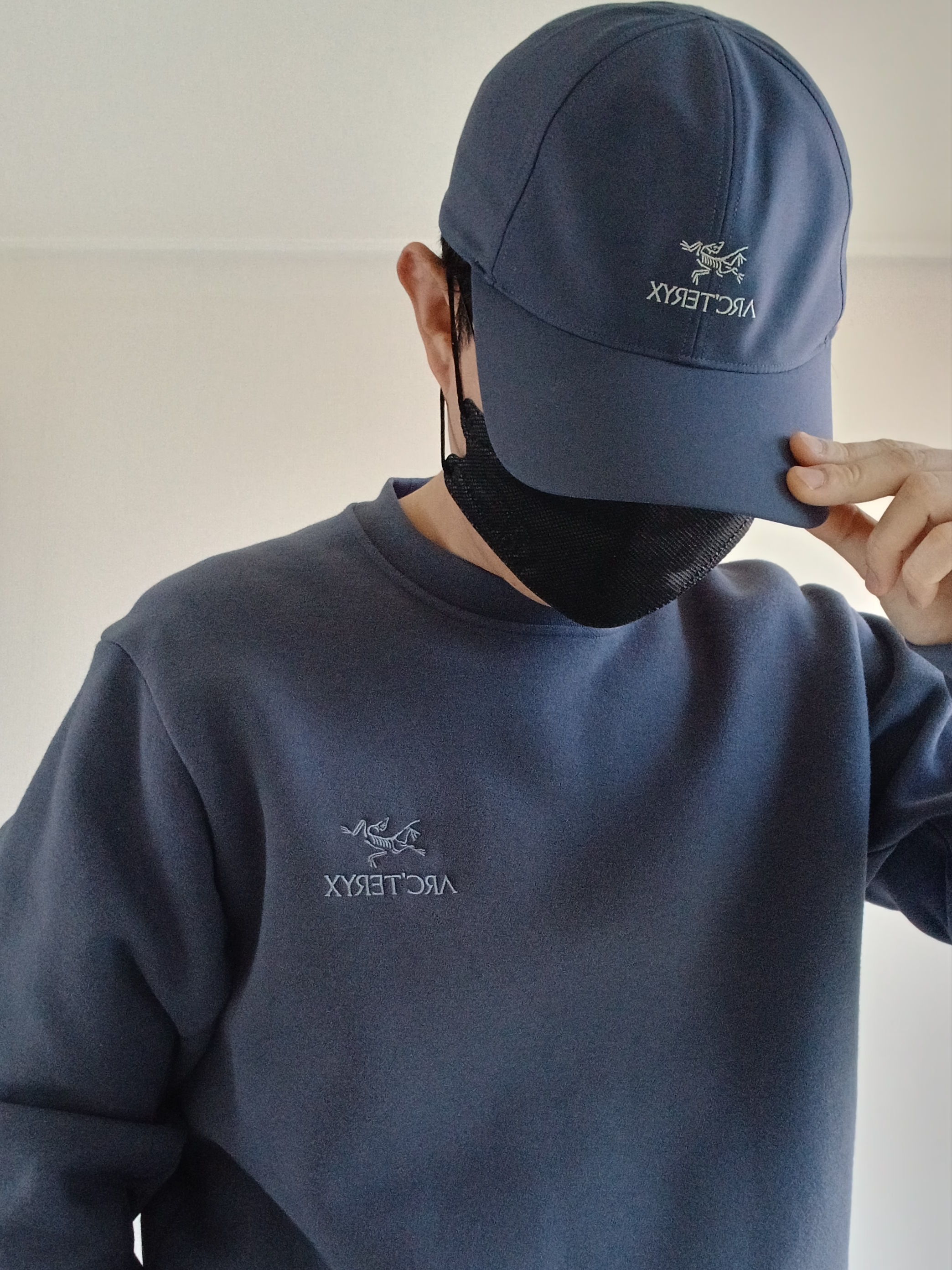 Arc'teryx Cronin Pants Dk Stratus, Arc'teryx Emblem Fleece Crew Neck Pullover  Dk Stratus 착용 스타일 - 4
