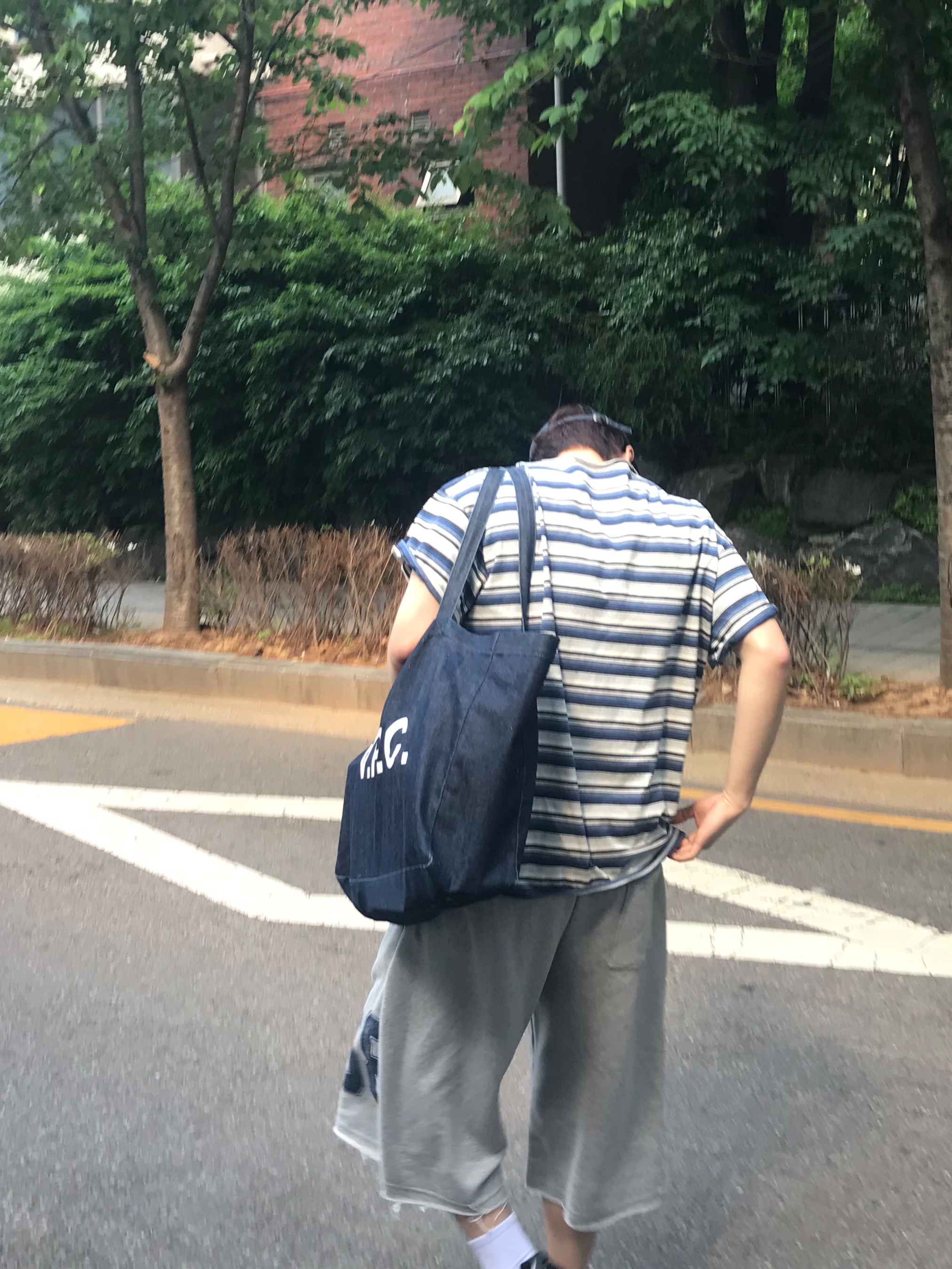 A.P.C. Daniela Shopping Bag Indigo, New Balance 740v2 Black Silver Metallic 착용 스타일 - 5