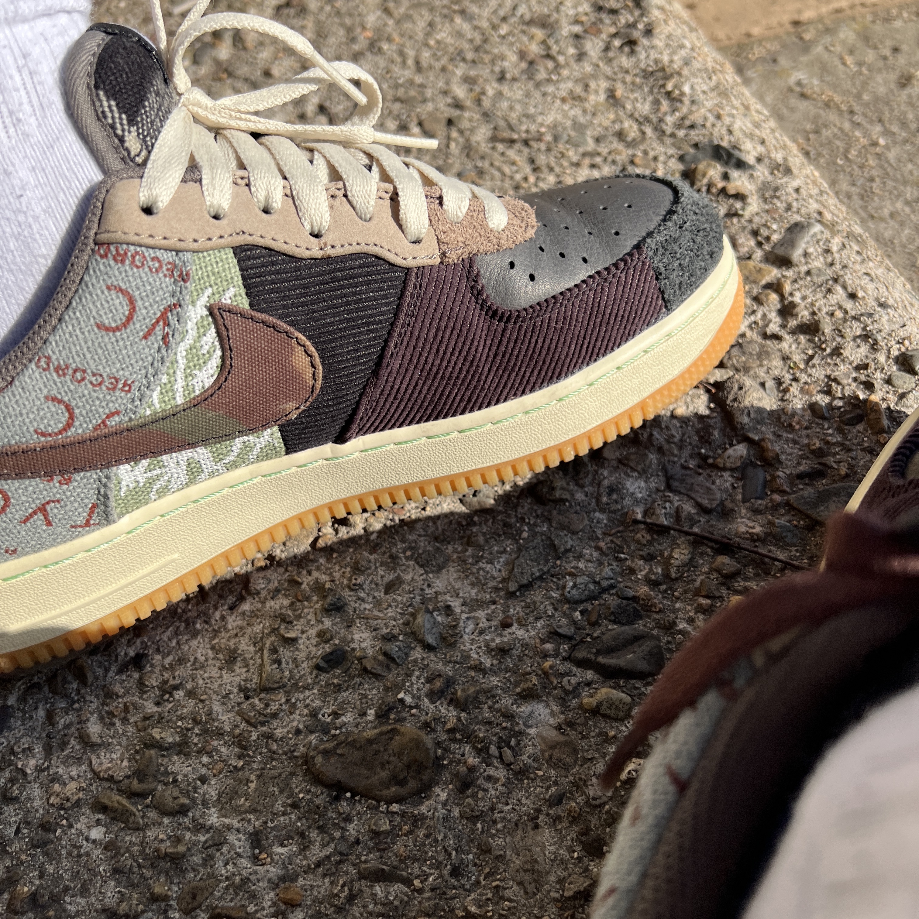 Nike x Travis Scott Air Force 1 Low Cactus Jack 착용 스타일 - 4