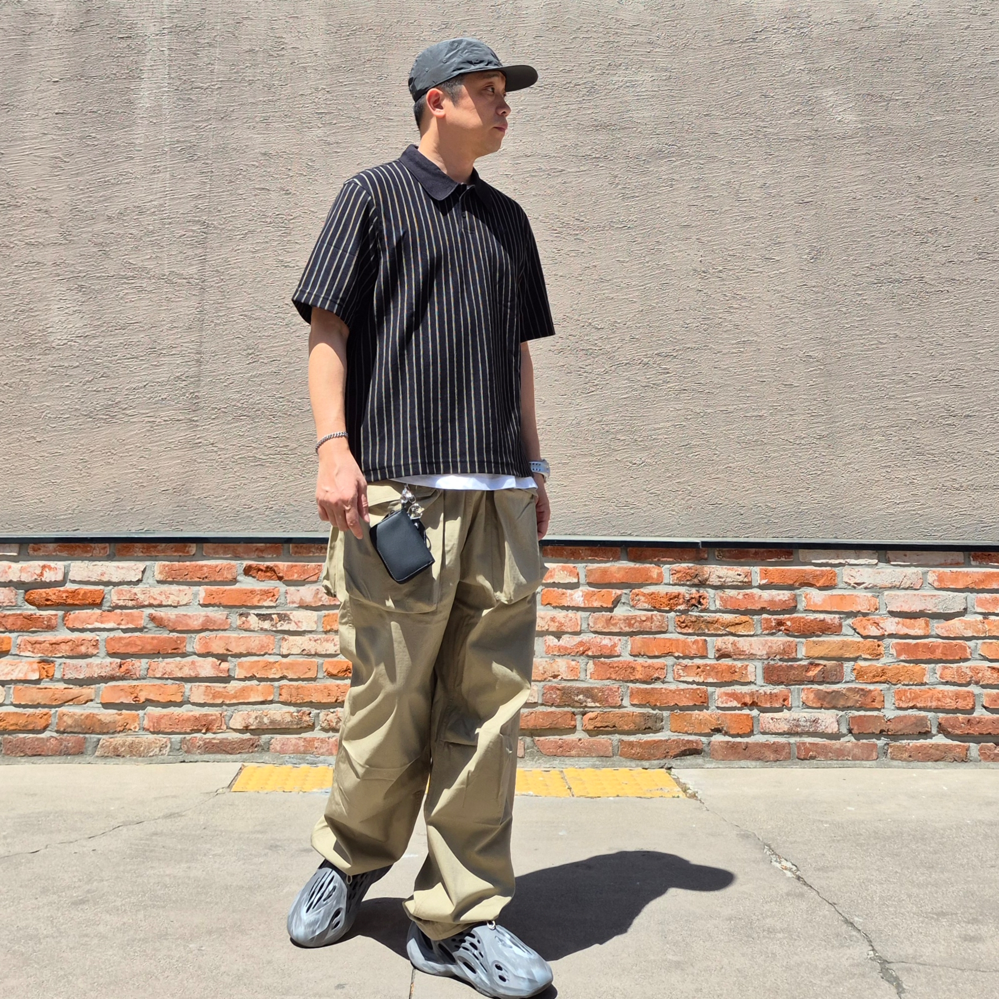 Adidas Yeezy Foam RNNR MX Granite, Casio GA-V01A-8A 착용 스타일 - 1