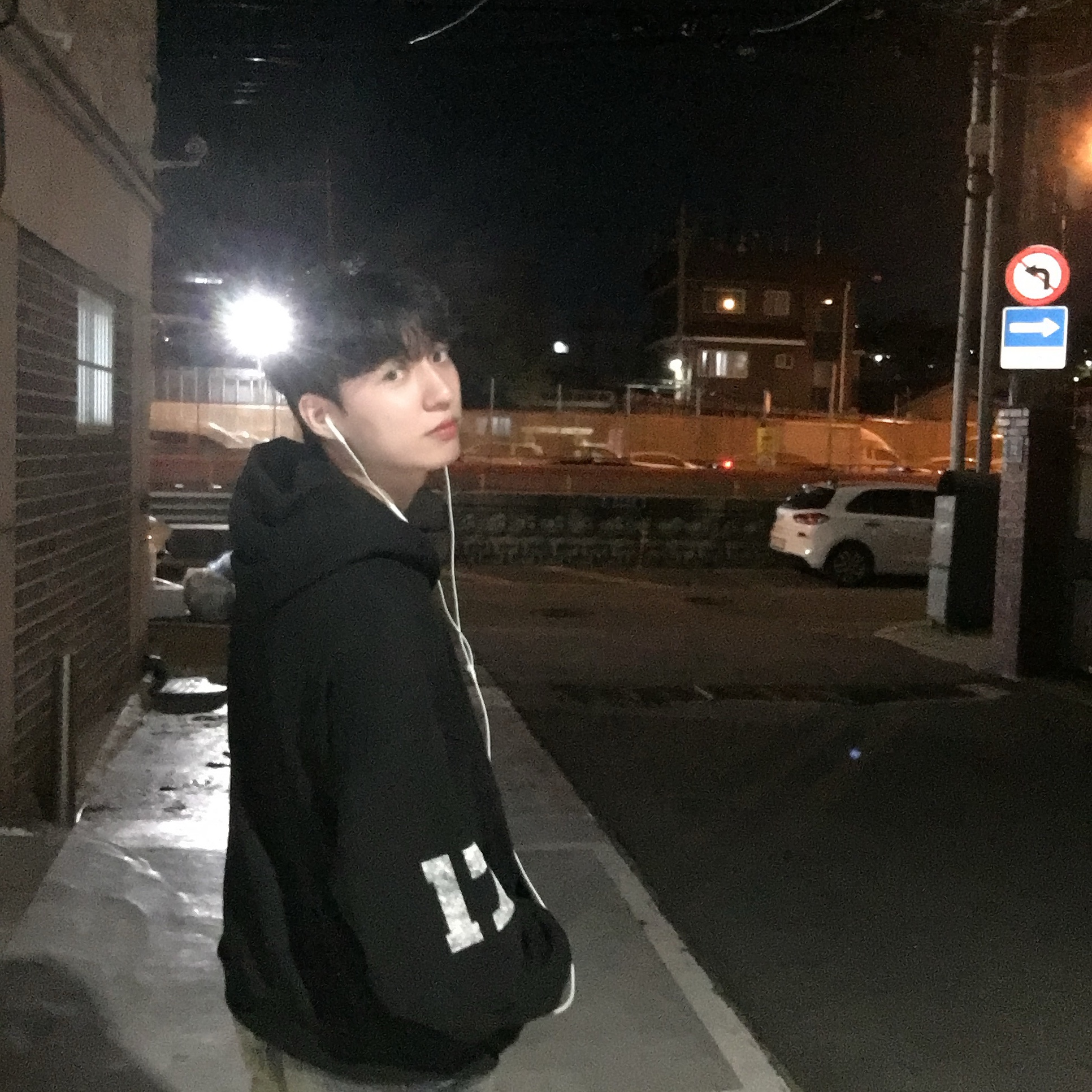 PACOSPLY Falling Angel Zip Up Hoodie Black, PACOSPLY Crushed Boots Jeans Rusty Blue 착용 스타일 - 2