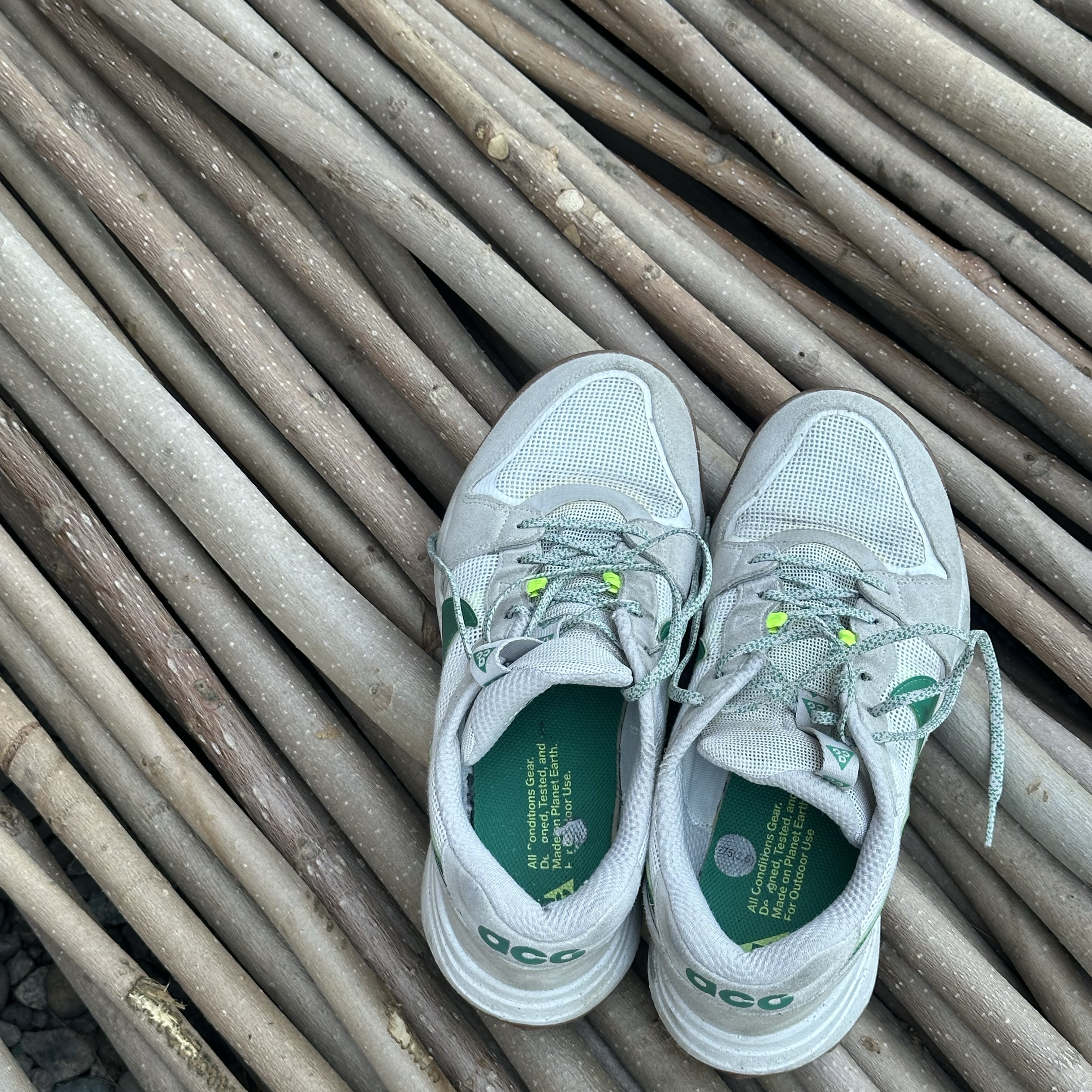 Nike ACG Lowcate Light Iron Ore 착용 스타일