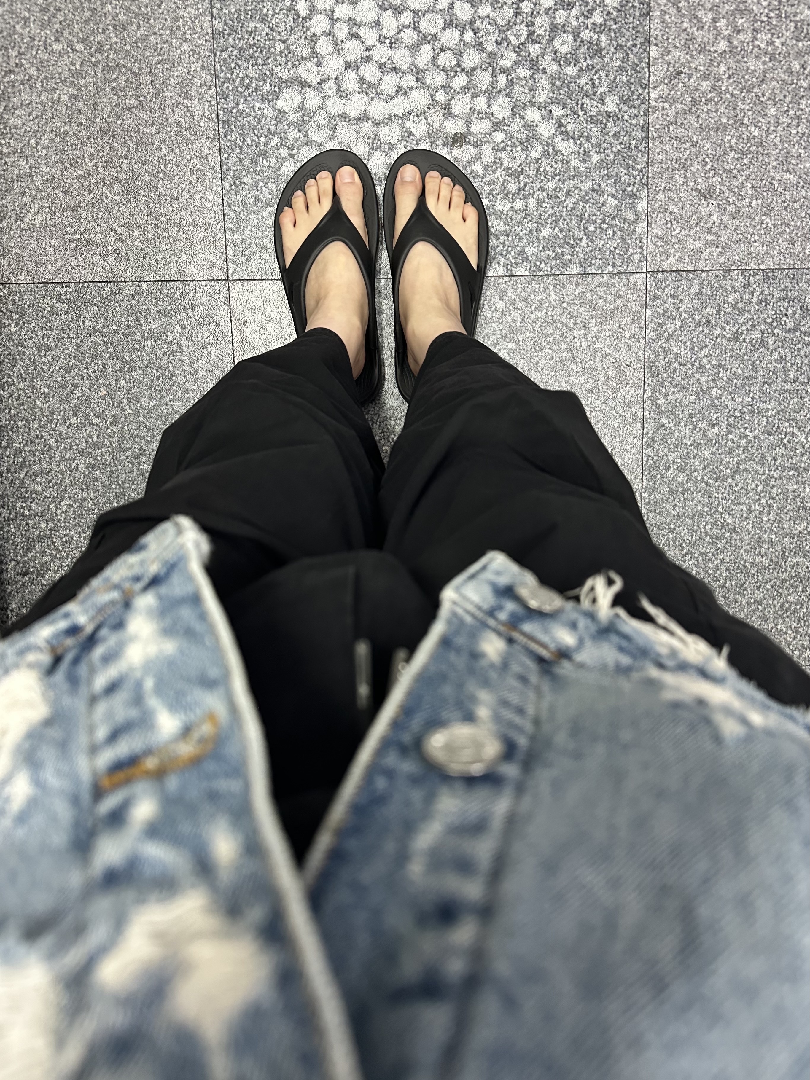 Oofos OOriginal Black 착용 스타일 - 1