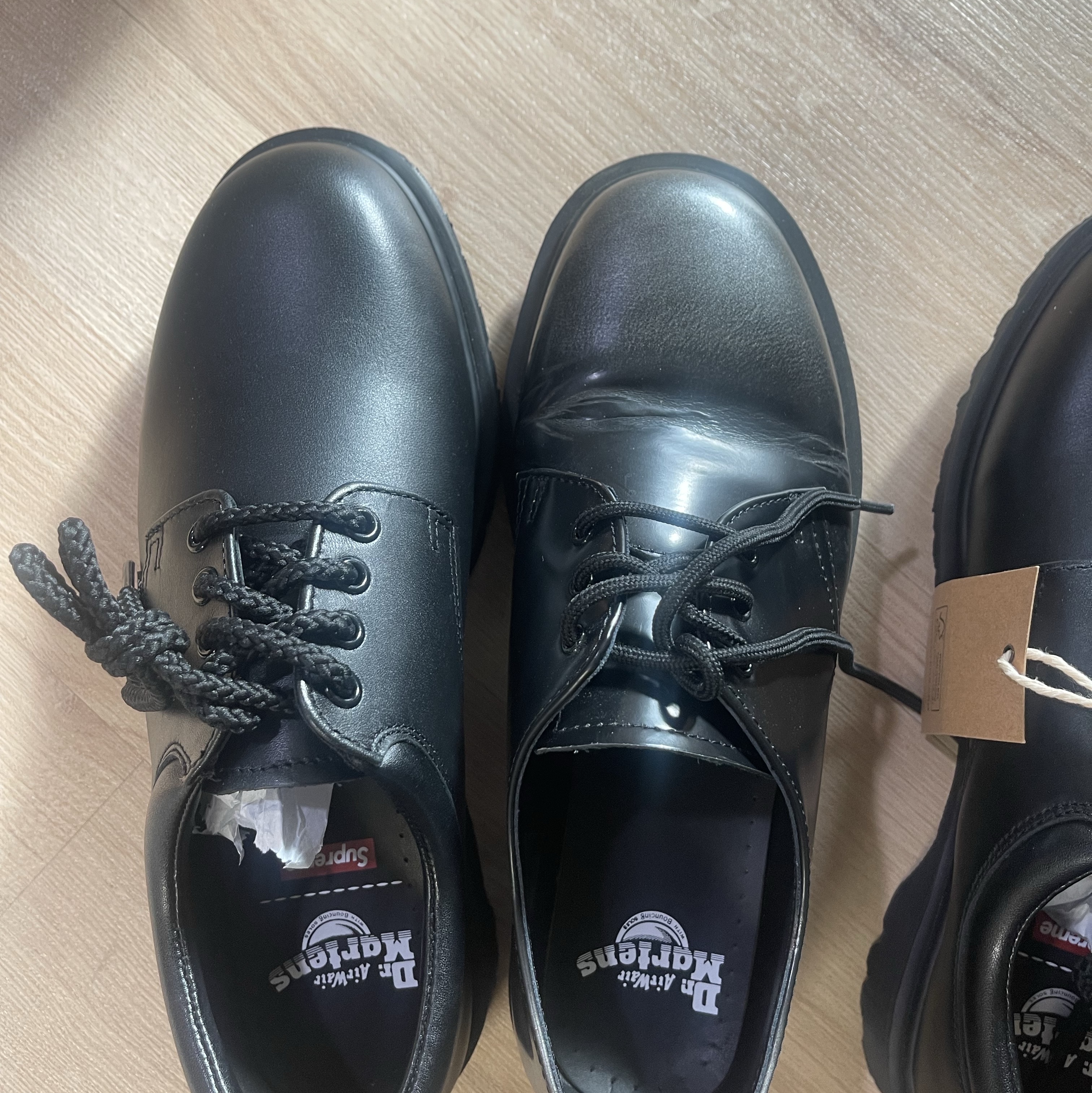Dr. Martens x Supreme Postal Supreme 4-Eye Shoe Black - 26SS, Dr. Martens 1461 Silver Arcadia Multi 착용 스타일 - 4