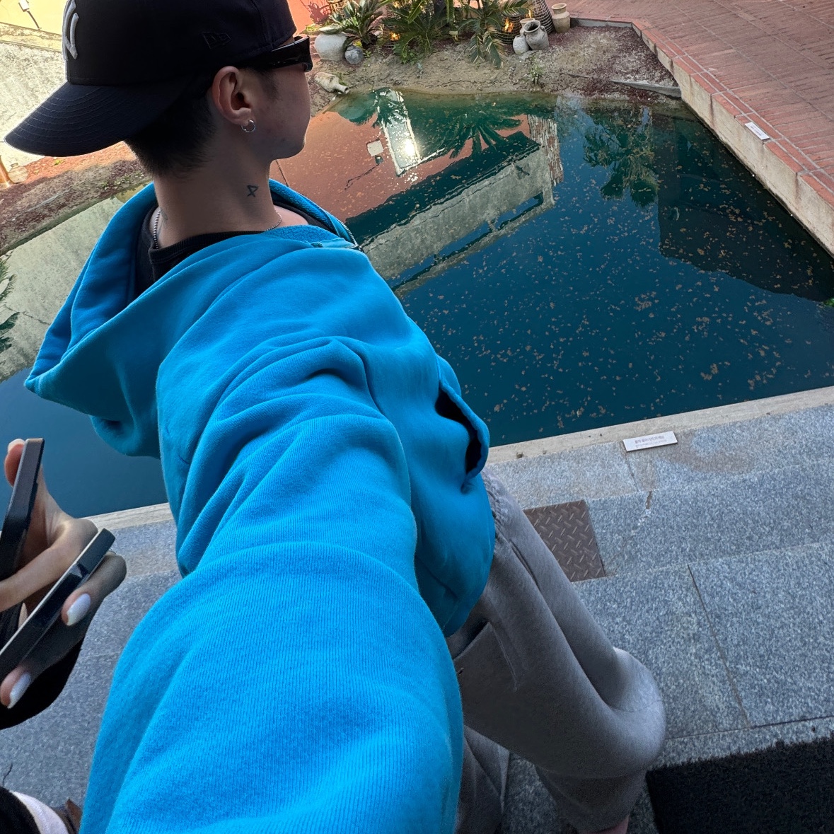 SKYLRK Zip Hoodie Super Blue 착용 스타일