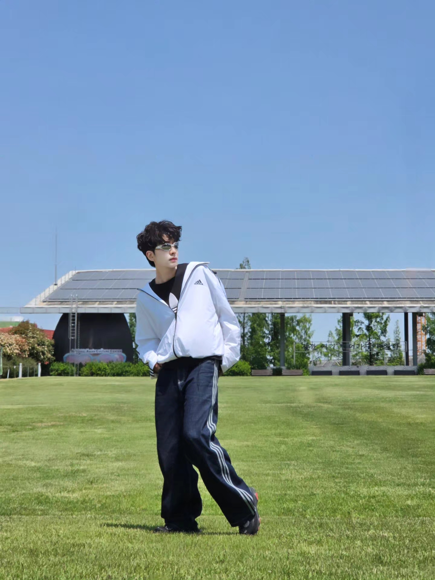 Adidas Essential 3S Woven Windbreaker Jacket White - KR Sizing, Adidas Originals 90s Alternative Sport Wide Leg Skater Jeans Night Navy - KR Sizing 착용 스타일 - 1