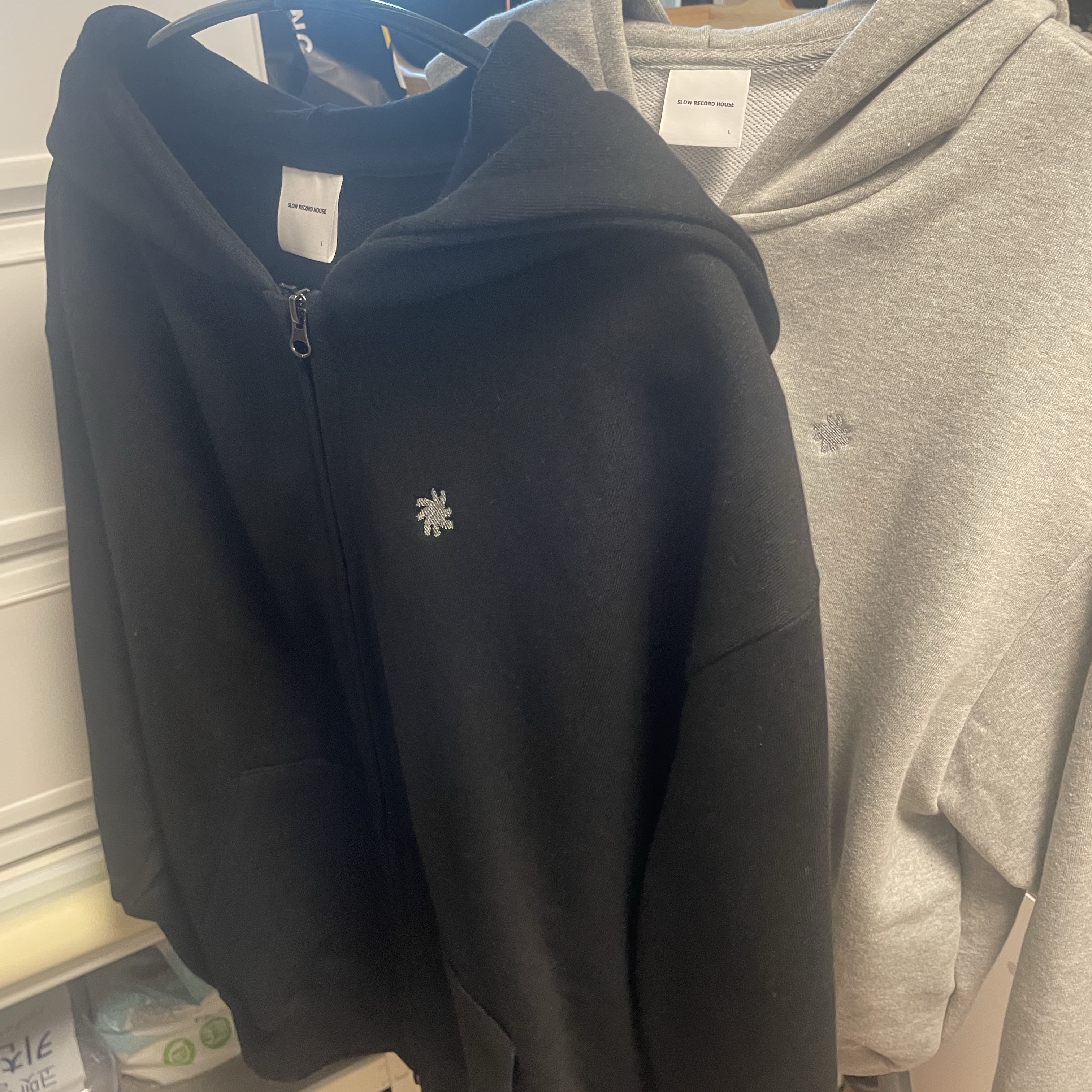 SLOW RECORD HOUSE Crop Hood Zip-Up Black 착용 스타일
