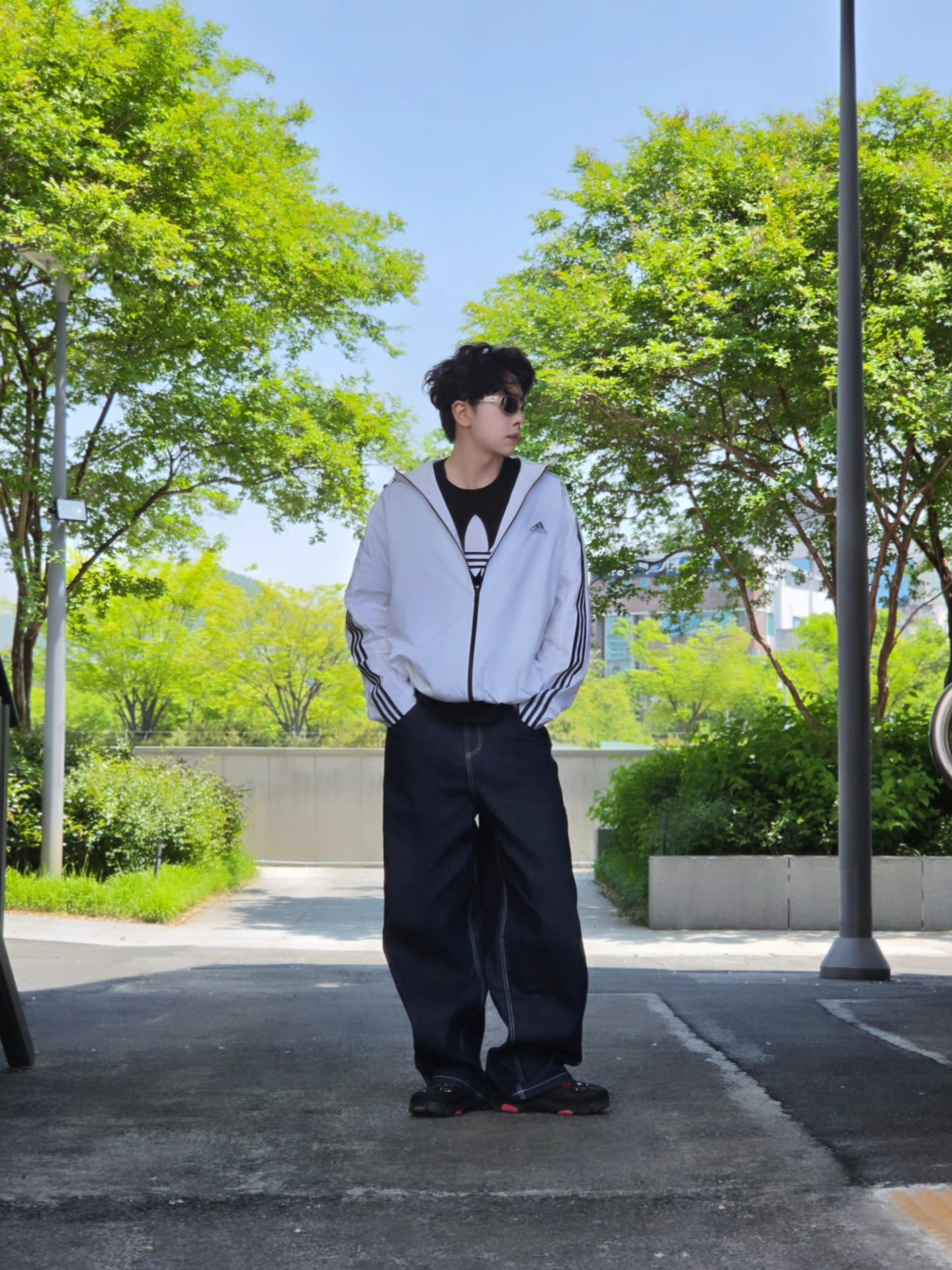 Adidas Essential 3S Woven Windbreaker Jacket White - KR Sizing, Adidas Originals 90s Alternative Sport Wide Leg Skater Jeans Night Navy - KR Sizing 착용 스타일 - 1