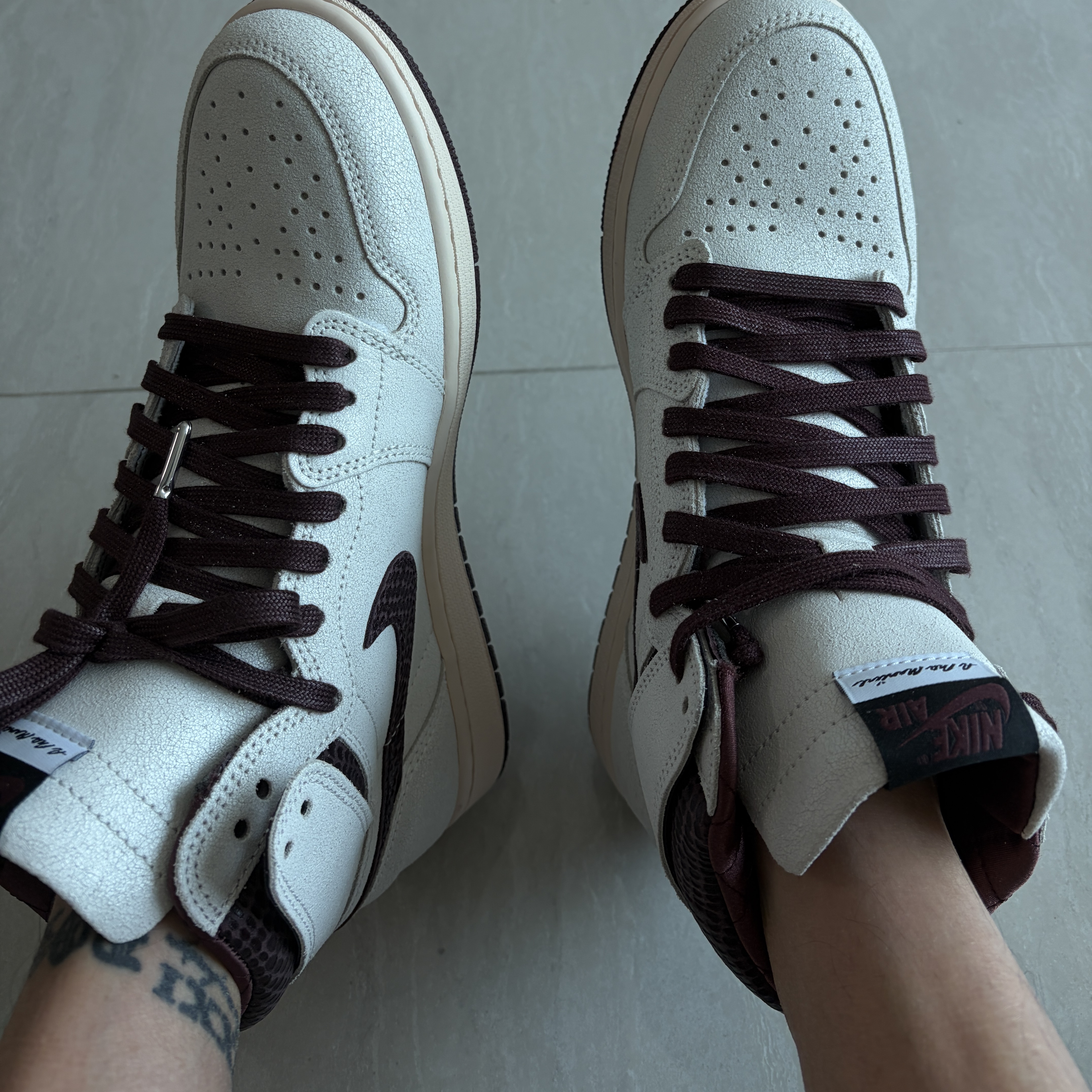 Jordan 1 x A Ma Maniere Retro High OG SP Sail and Burgundy 착용 스타일