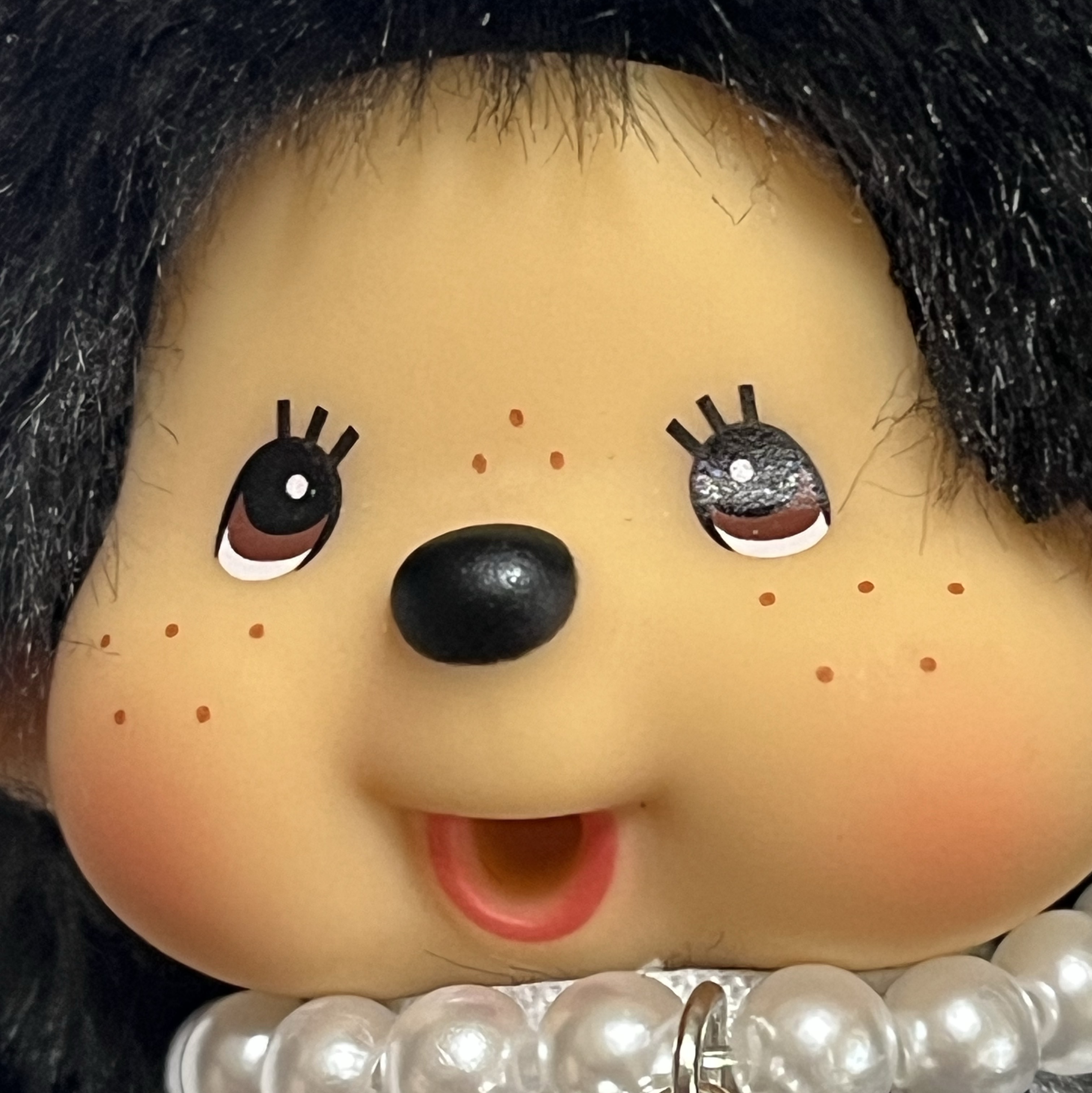 Monchhichi Colors Key Chain Black, Matin Kim Madeleine Round Bag Black 착용 스타일 - 2
