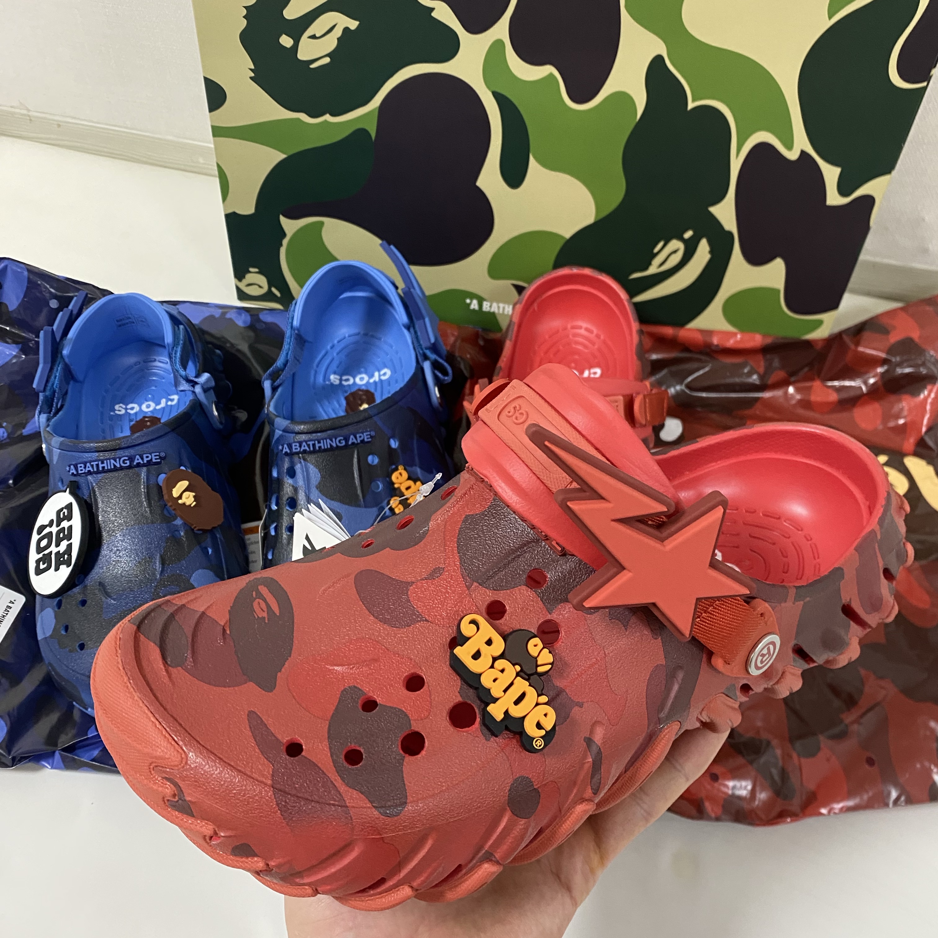 Crocs x BAPE Echo RO Clog Red, Crocs x BAPE Echo RO Clog Navy 착용 스타일 - 2