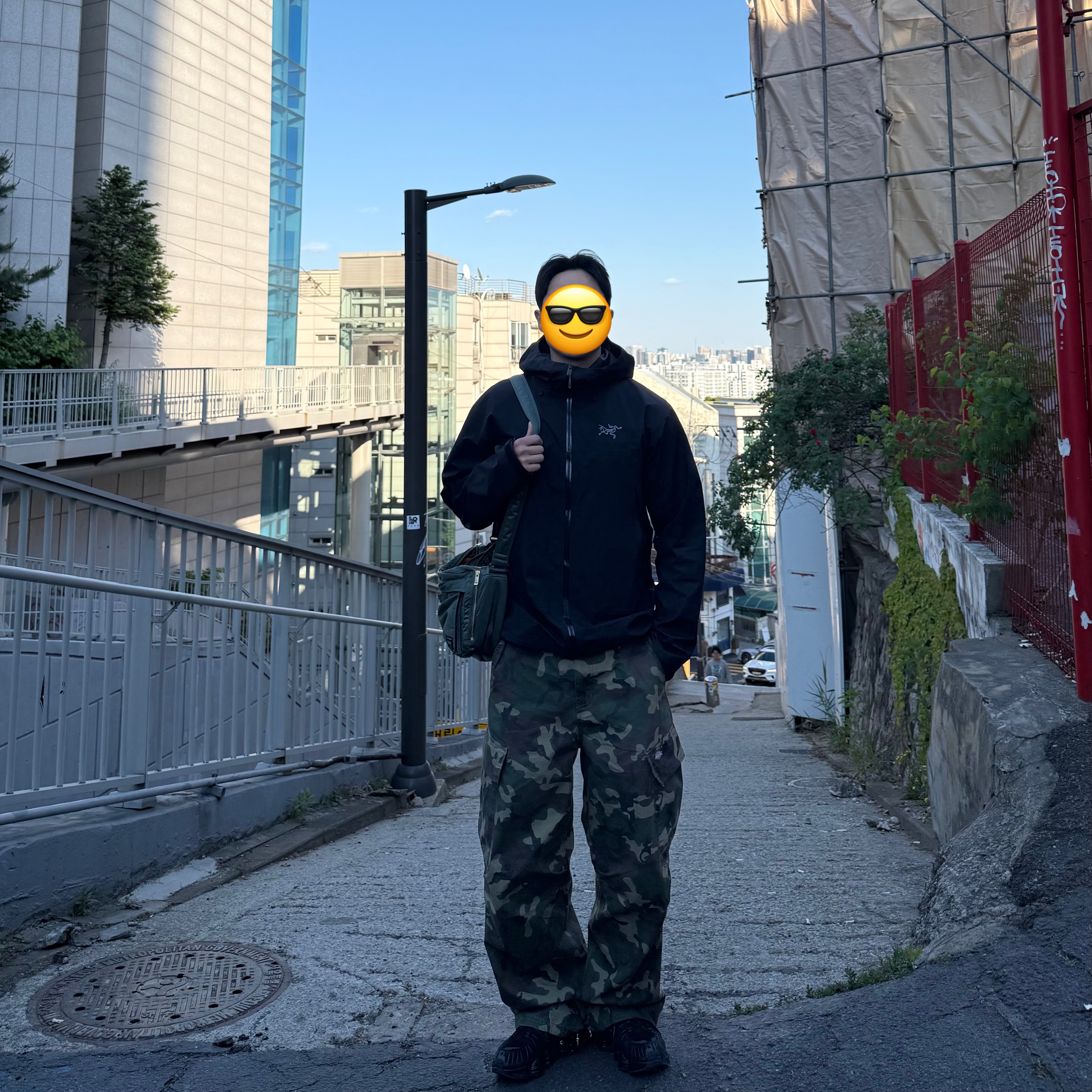 Arc'teryx Beta Lightweight Jacket ePE Black, Porter All New Tanker Sling Bag Zip Sage Green 착용 스타일 - 1