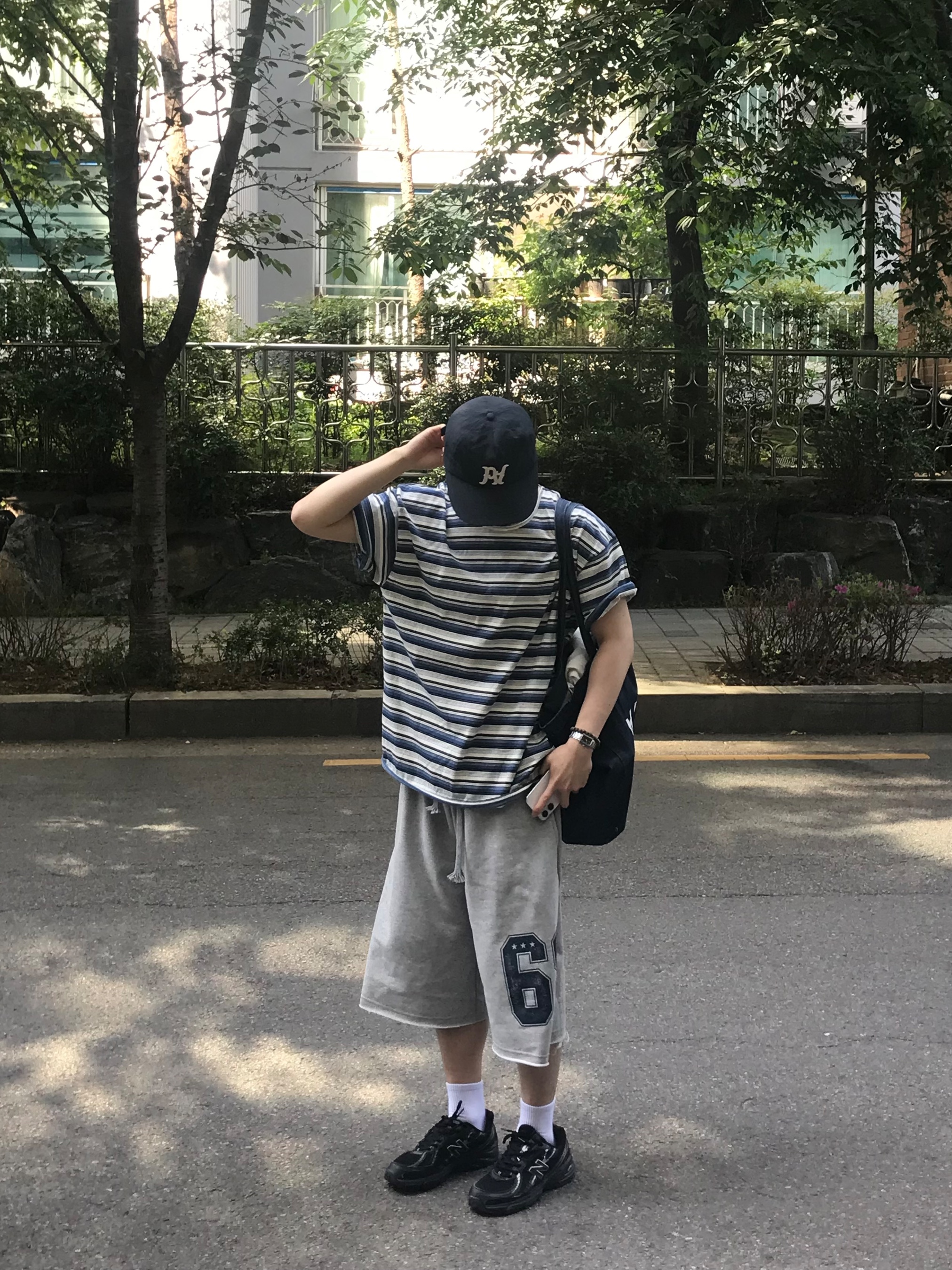 A.P.C. Daniela Shopping Bag Indigo, New Balance 740v2 Black Silver Metallic 착용 스타일 - 3