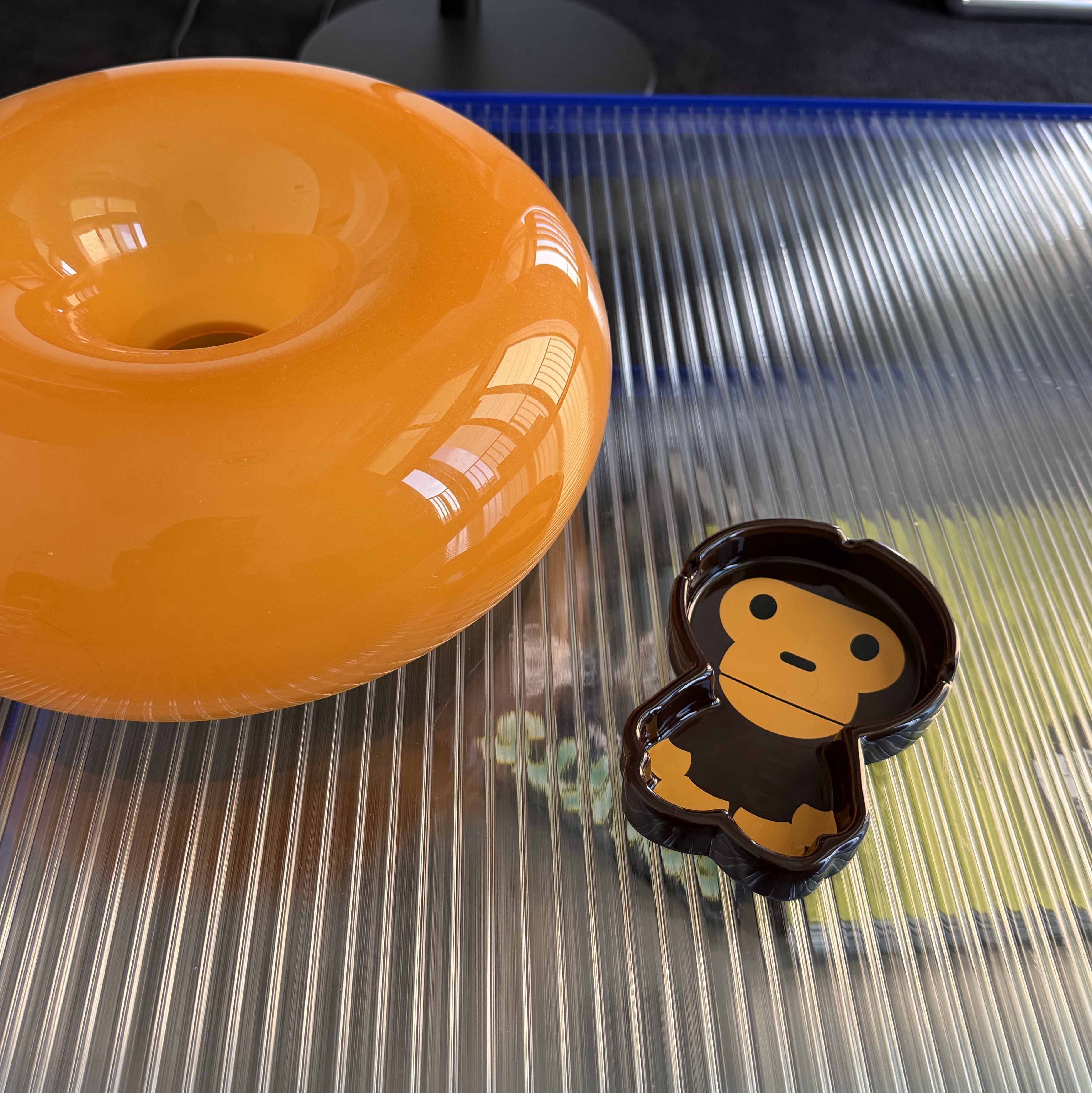 BAPE Baby Milo Skull Glow In The Dark Tray Brown 착용 스타일 - 1