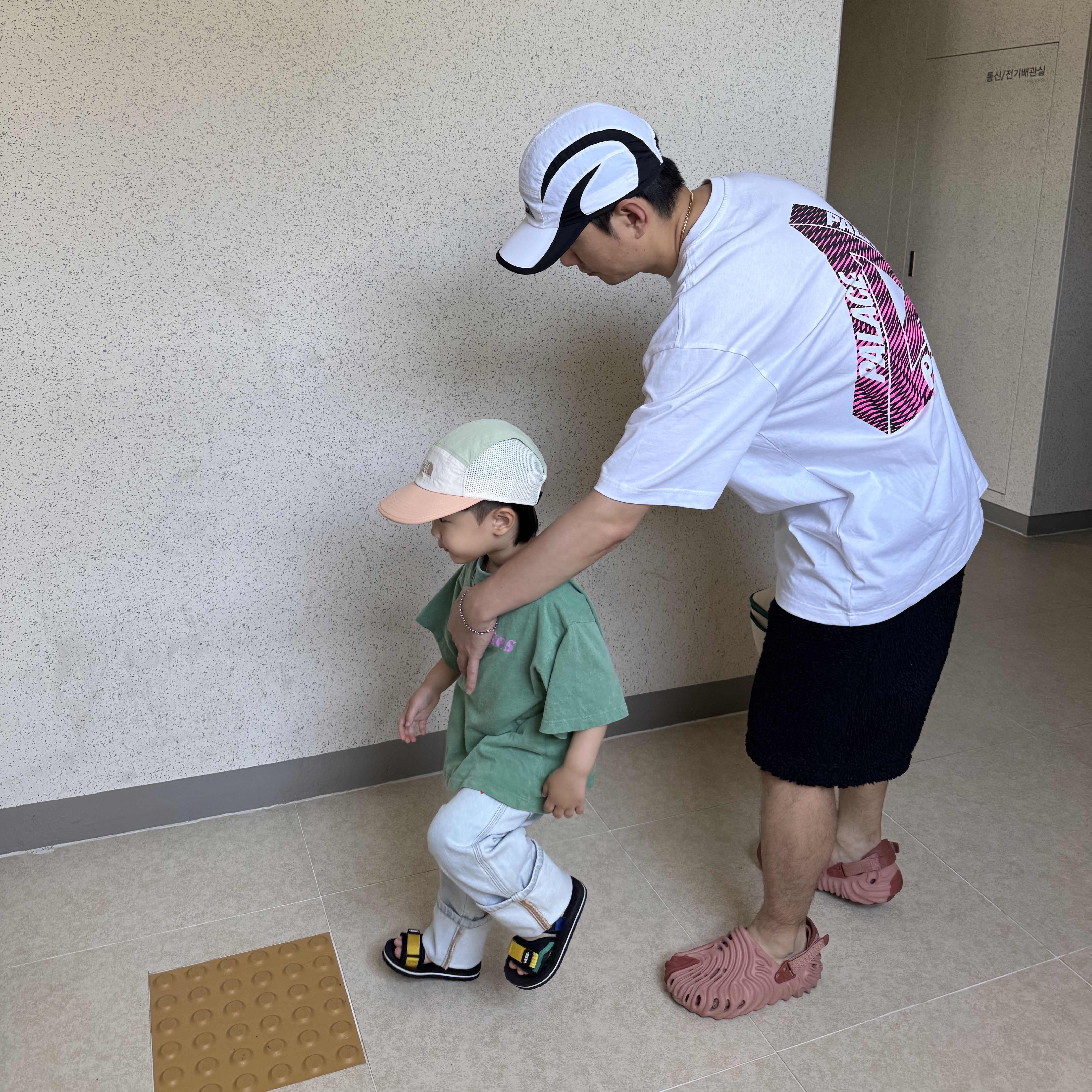 Palace Tri-Vex T-Shirt White Pink - 25SS, Palace Tri Strike Shell Runner Cloud - 25SS 착용 스타일 - 1