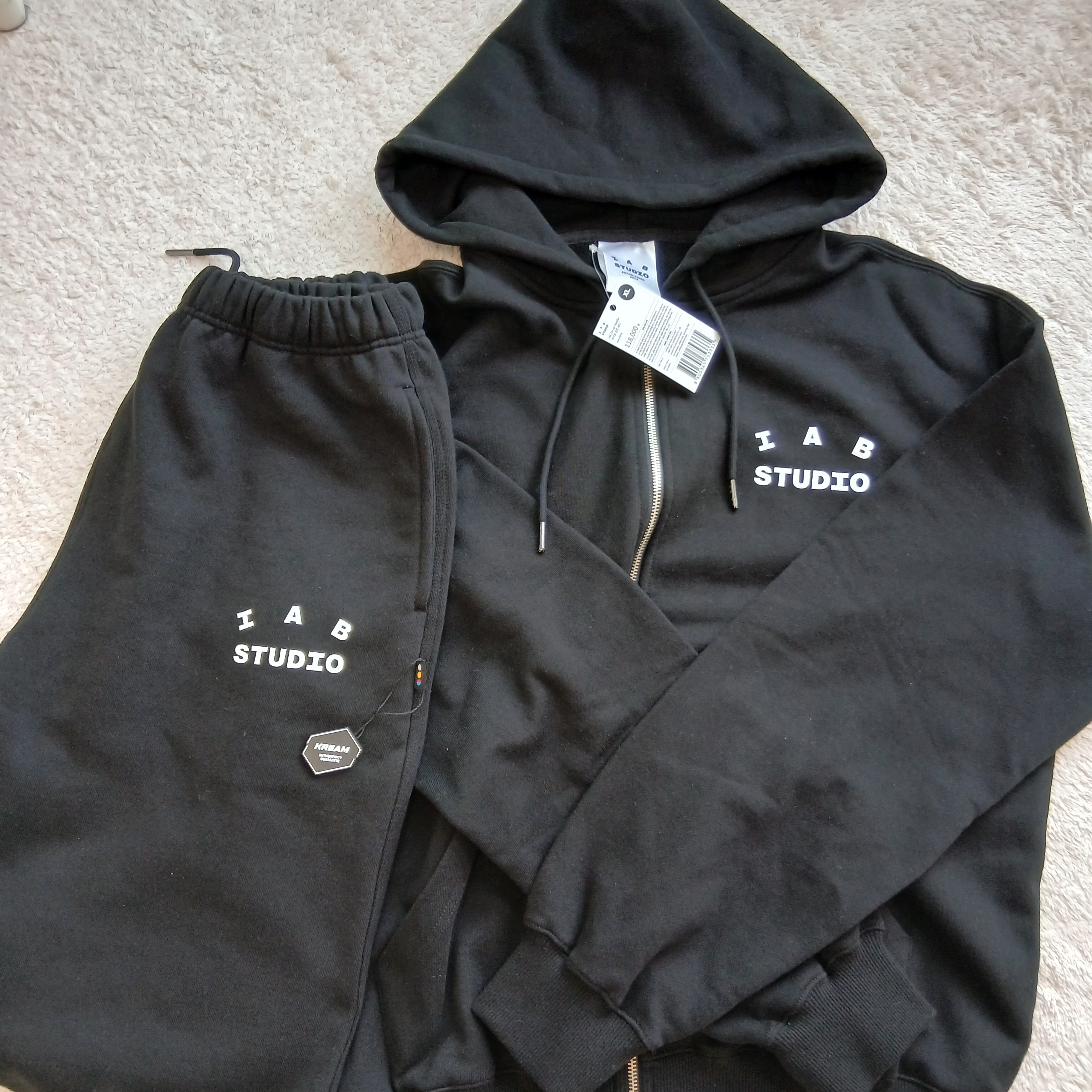 IAB Studio Zip-Up Hoodie Black - 26SS, IAB Studio IAB Sweatpants Black 착용 스타일 - 1